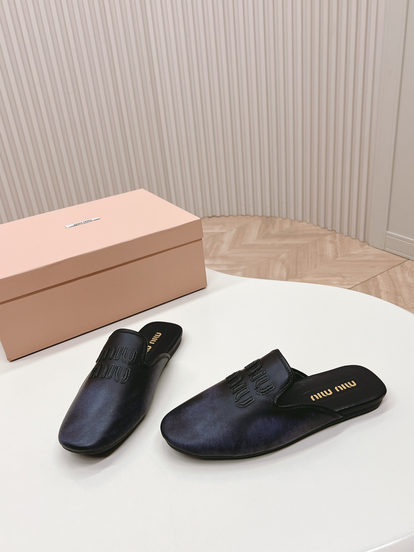 2024新登場の miumiu シューズコピー スリッパ サンダル 夏新作 旅行 軽量 シンプル 超軽量 滑り止め ブラック_3
