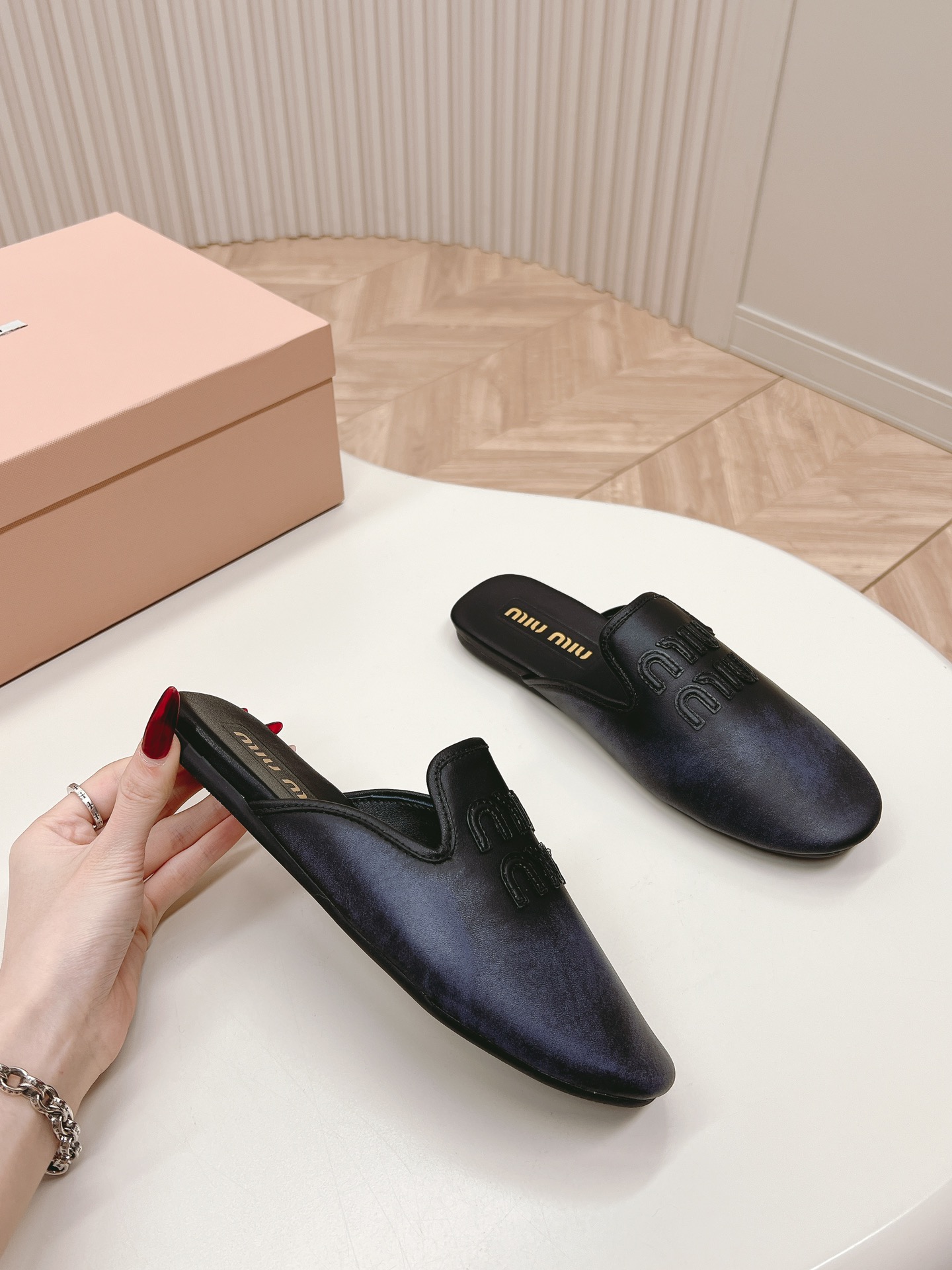2024新登場の miumiu シューズコピー スリッパ サンダル 夏新作 旅行 軽量 シンプル 超軽量 滑り止め ブラック_4