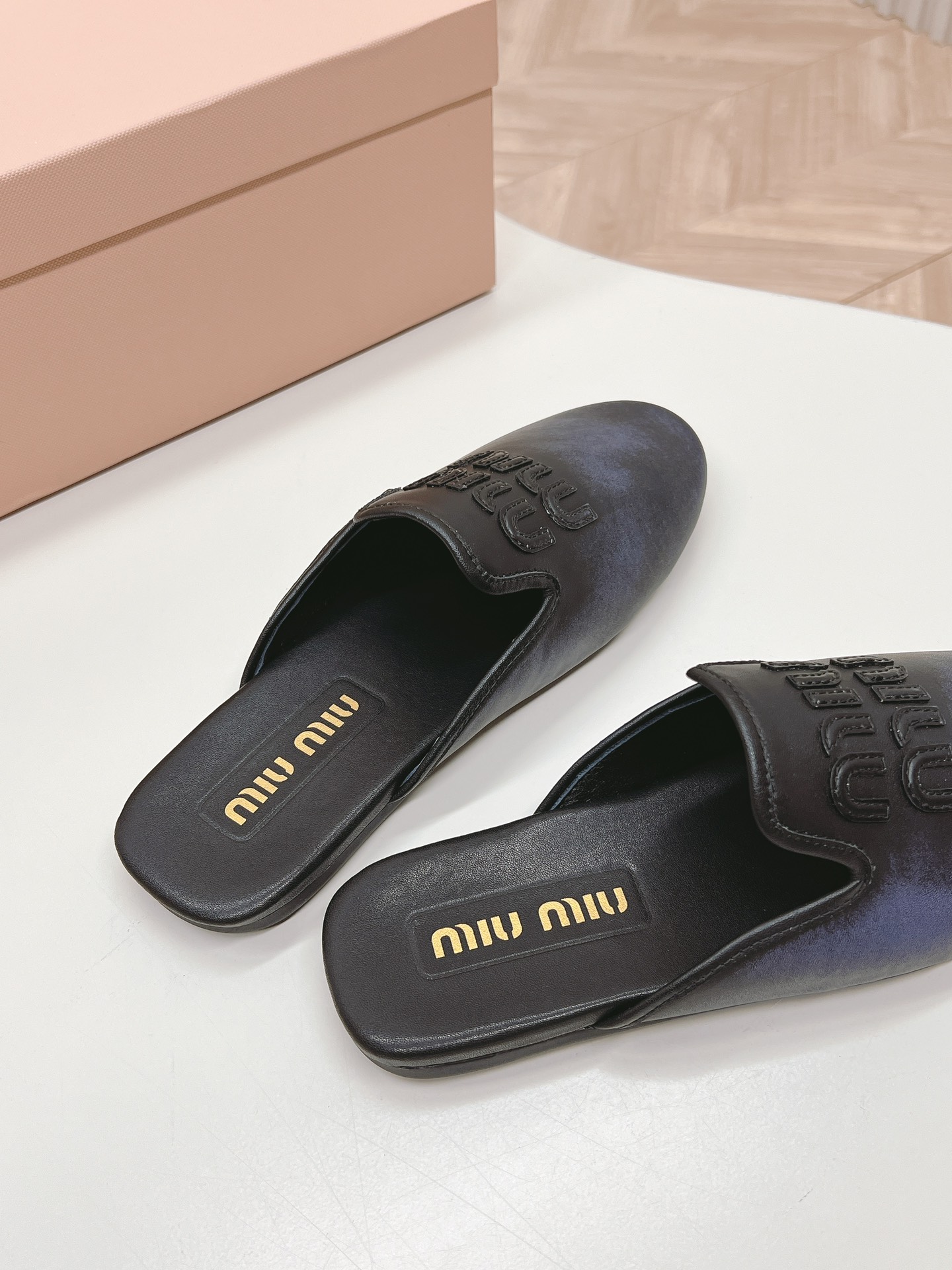 2024新登場の miumiu シューズコピー スリッパ サンダル 夏新作 旅行 軽量 シンプル 超軽量 滑り止め ブラック_7