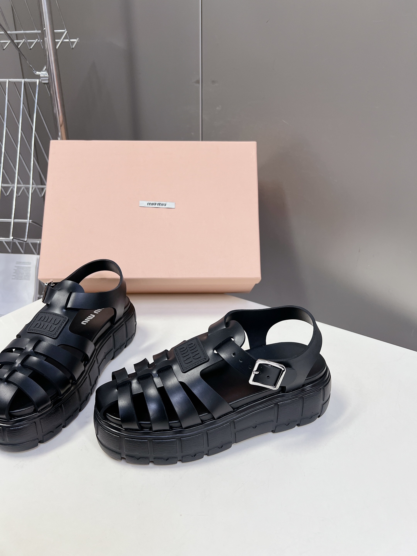 人気定番可愛い miumiu スニーカー 厚底スーパーコピー スリッパ サンダル 軽量 シンプル 滑り止め ブラック_2