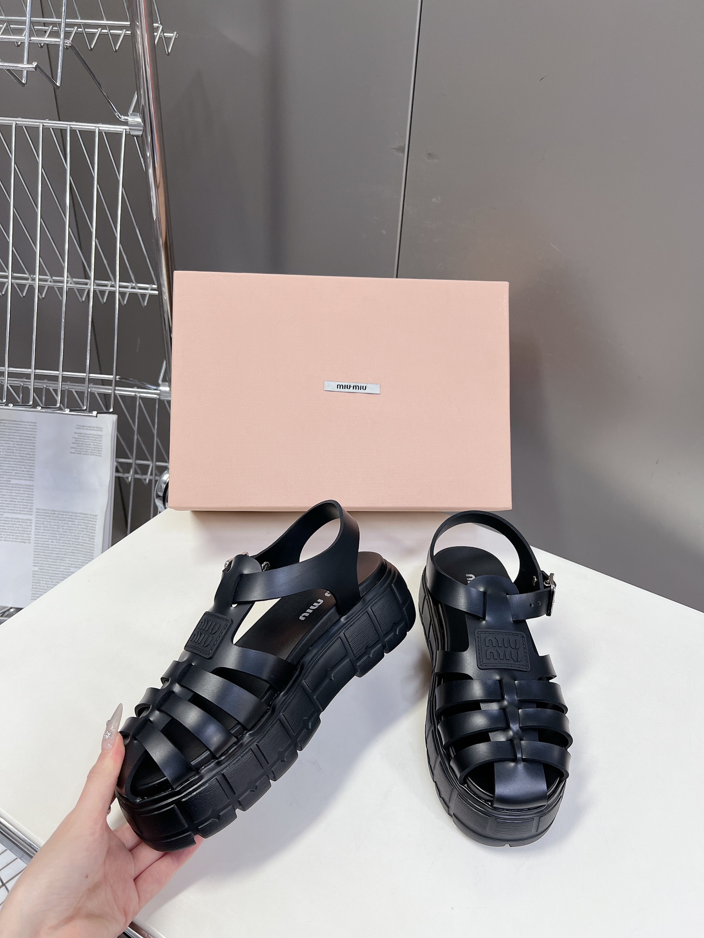 人気定番可愛い miumiu スニーカー 厚底スーパーコピー スリッパ サンダル 軽量 シンプル 滑り止め ブラック_3