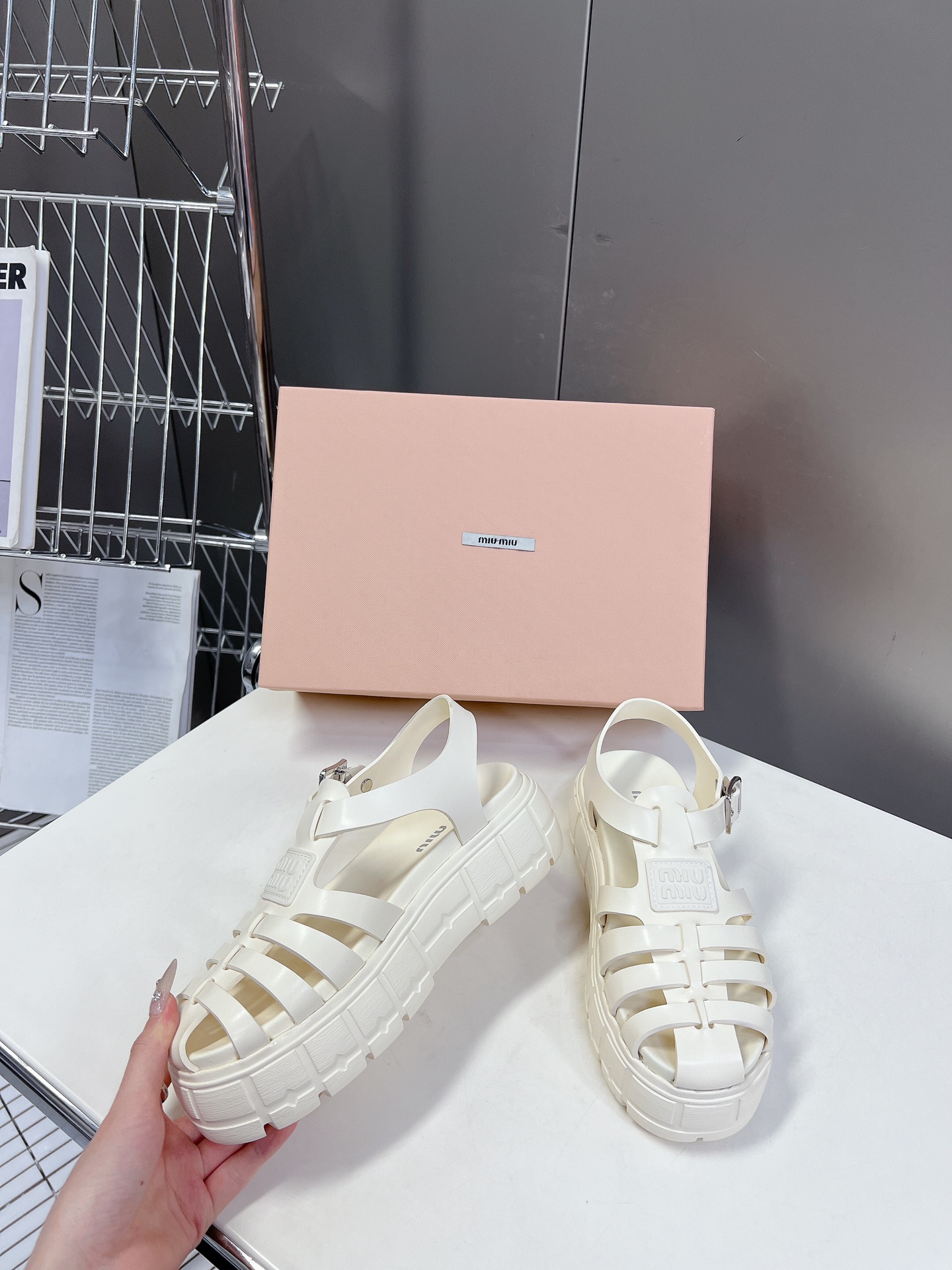 人気定番可愛い miu miu ミュール激安通販 スリッパ サンダル 軽量 シンプル 滑り止め ホワイト_3