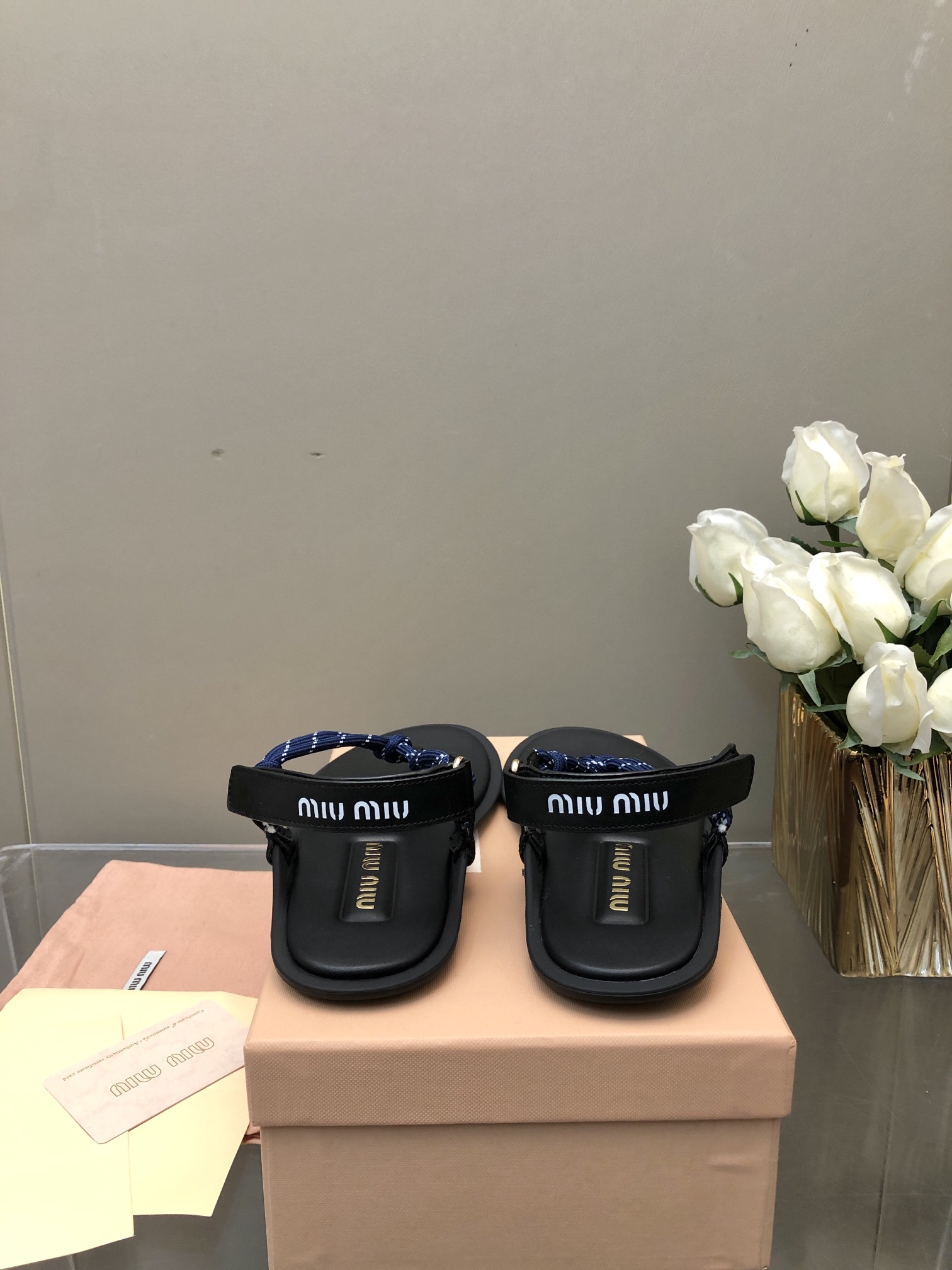 miumiu スニーカー キラキラ偽物 スリッパ サンダル 軽量シューズ シンプル 滑り止め ブラック_5