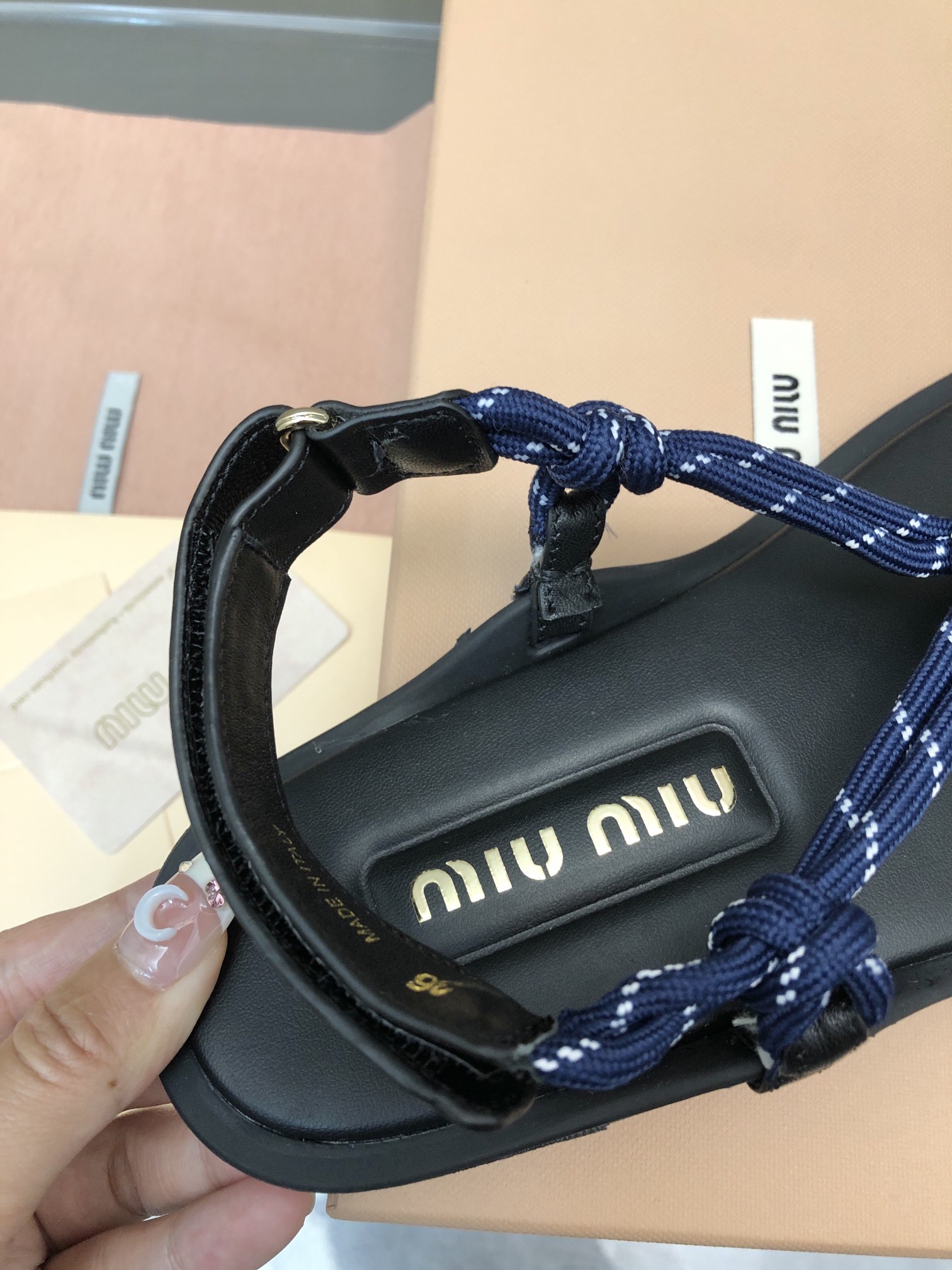 miumiu スニーカー キラキラ偽物 スリッパ サンダル 軽量シューズ シンプル 滑り止め ブラック_8