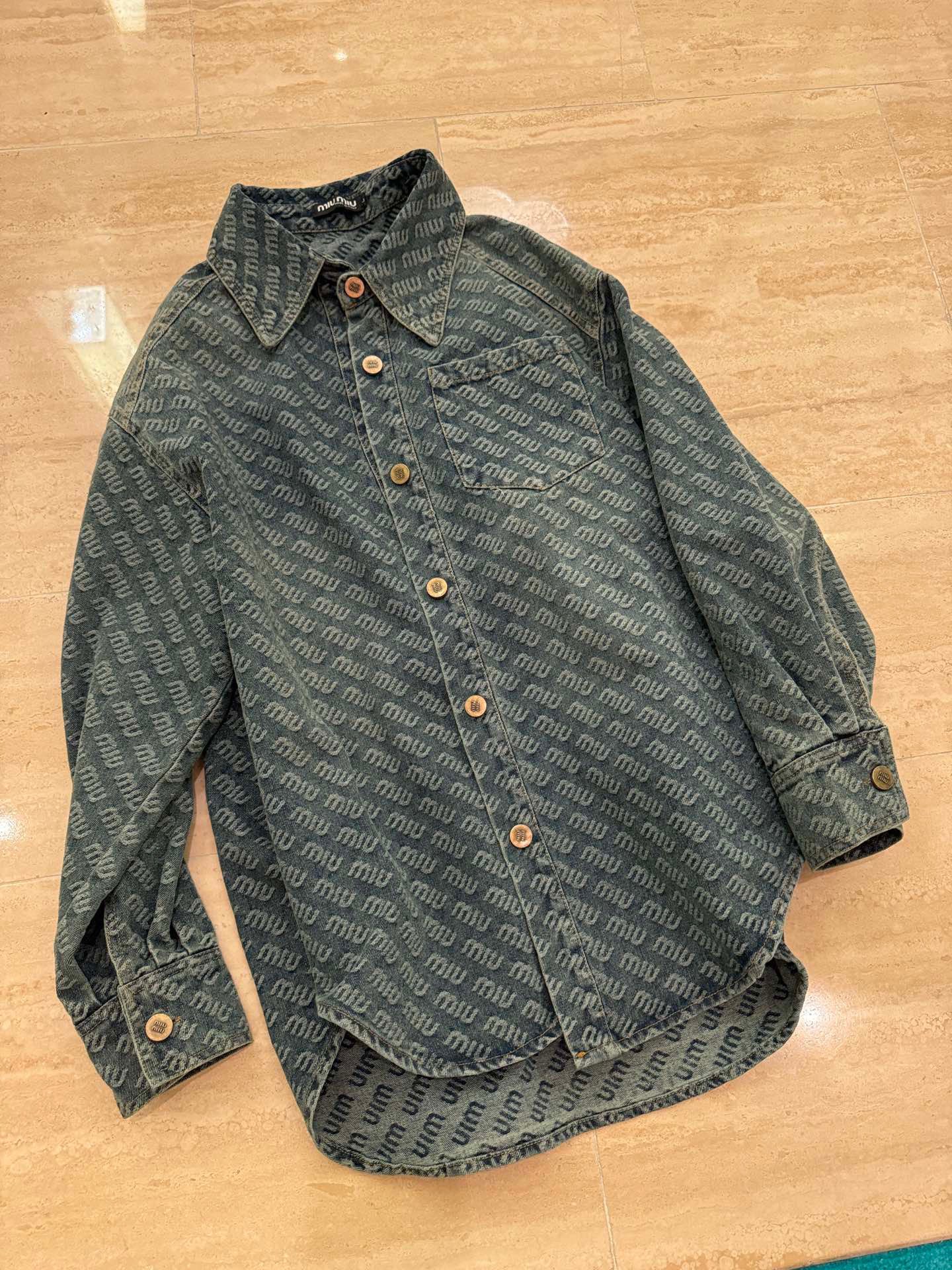 ミュウミュウ ルックスーパーコピー ビジネス シンプル シャツ トップス 長袖 柔らかい デニム素材 グレイ_5