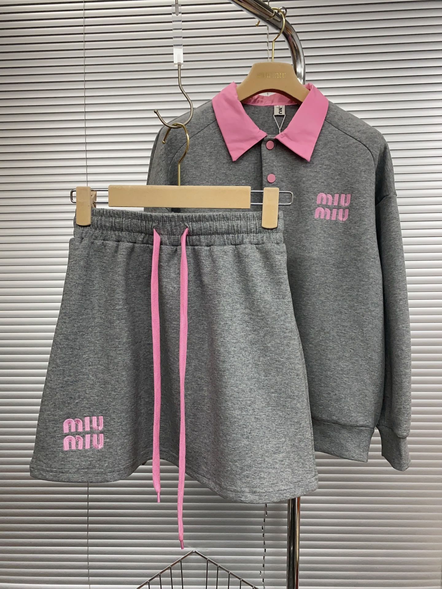 ミュウミュウオリパスーパーコピー 運動セット ショットスカート 長袖Ｔシャツ ランニング グレイ_5