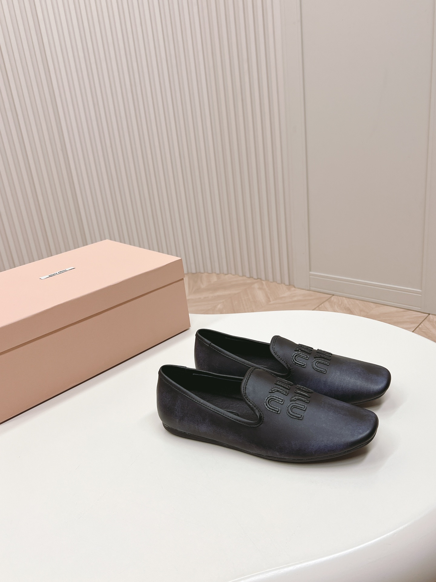 ミュウ ミュウ フラット シューズ偽物 モカシン レディースシューズ 柔らかい 歩きやすい 個性的 ブラック_1
