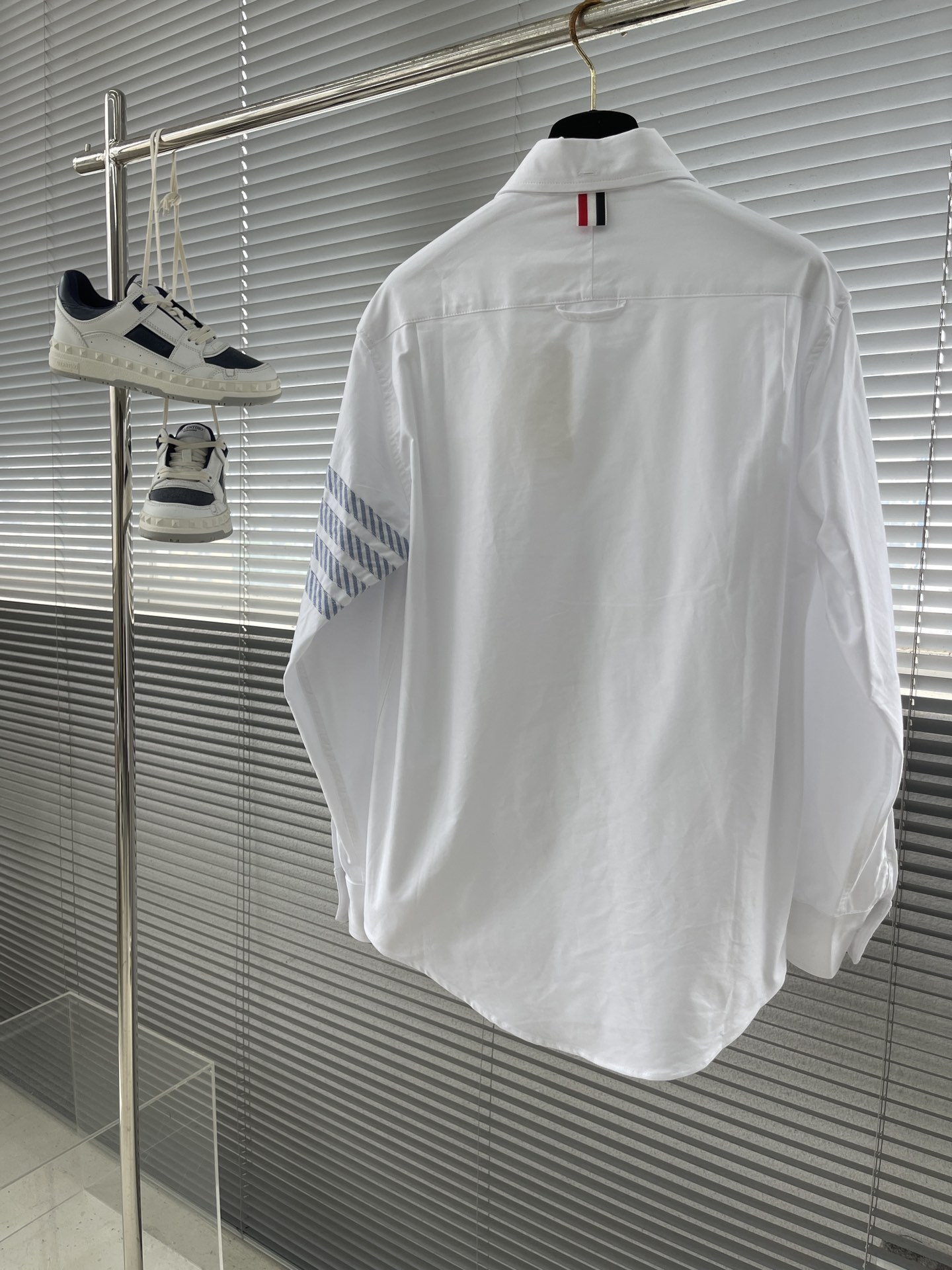 高級感に溢れ トムブラウン 売れた偽物 シャツ 品質保証 トップス 長袖 シンプル ファッション ホワイト_2