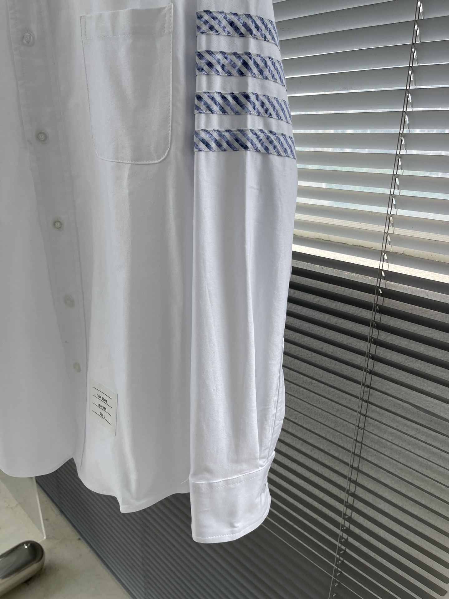 高級感に溢れ トムブラウン 売れた偽物 シャツ 品質保証 トップス 長袖 シンプル ファッション ホワイト_3