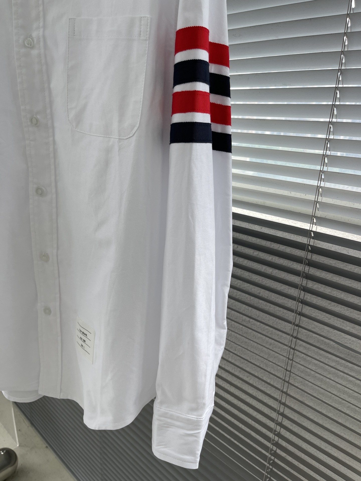 高級感に溢れ トムブラウン オーダースーツコピー シャツ 品質保証 トップス 長袖 シンプル ファッション ホワイト_2