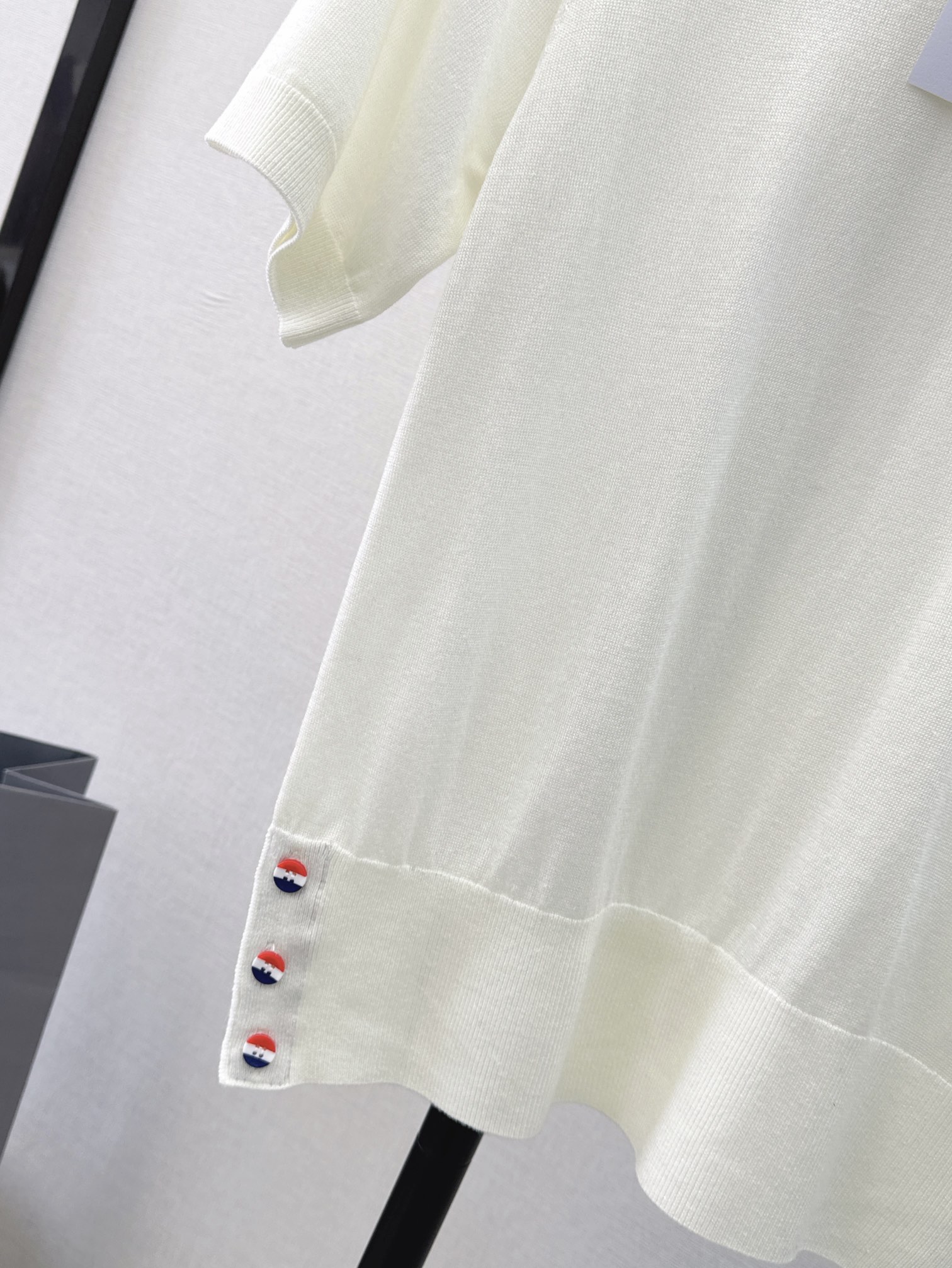 お買い得大人気 トムブラウン 伊勢丹コピー ニット シンプル ファッション 軽量 半袖 暖かい ホワイト_6