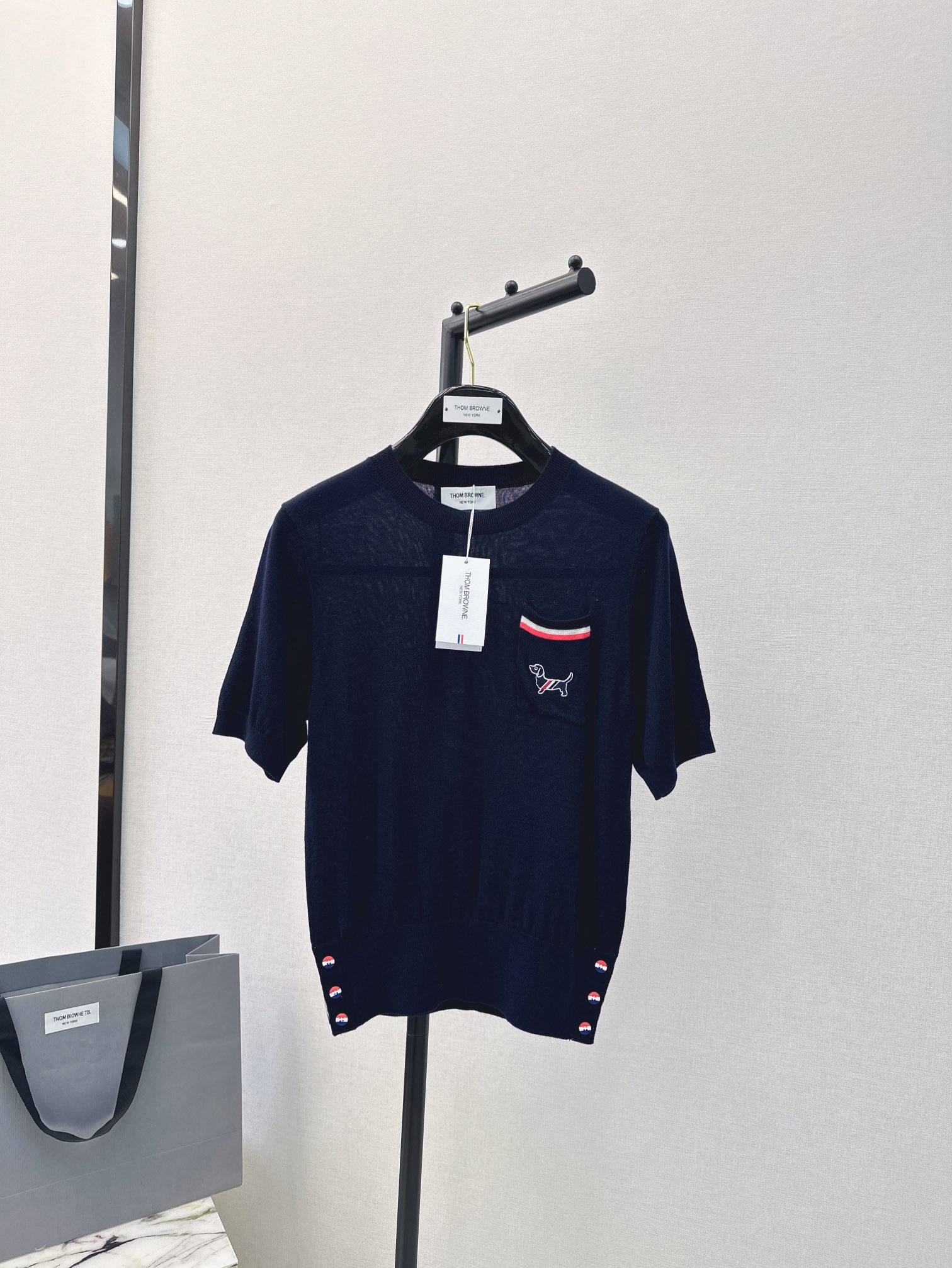 お買い得大人気 トムブラウン セータースーパーコピー ニット シンプル ファッション 軽量 半袖 暖かい ブラック_1
