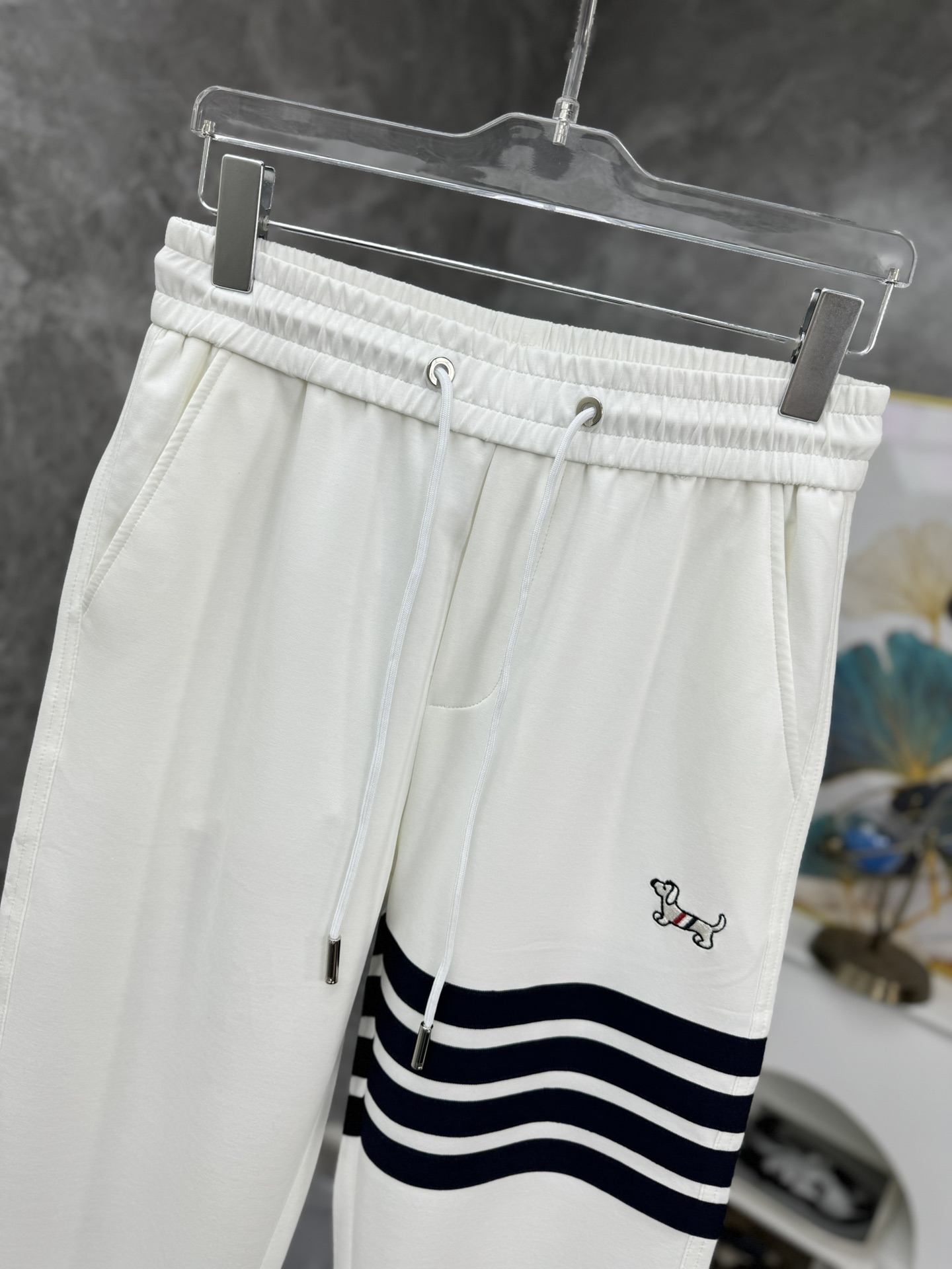 トムブラウン スウェットパンツ コーデ激安通販 カジュアル ズボン ロゴプリント 柔らかい 春夏新品 ホワイト_3