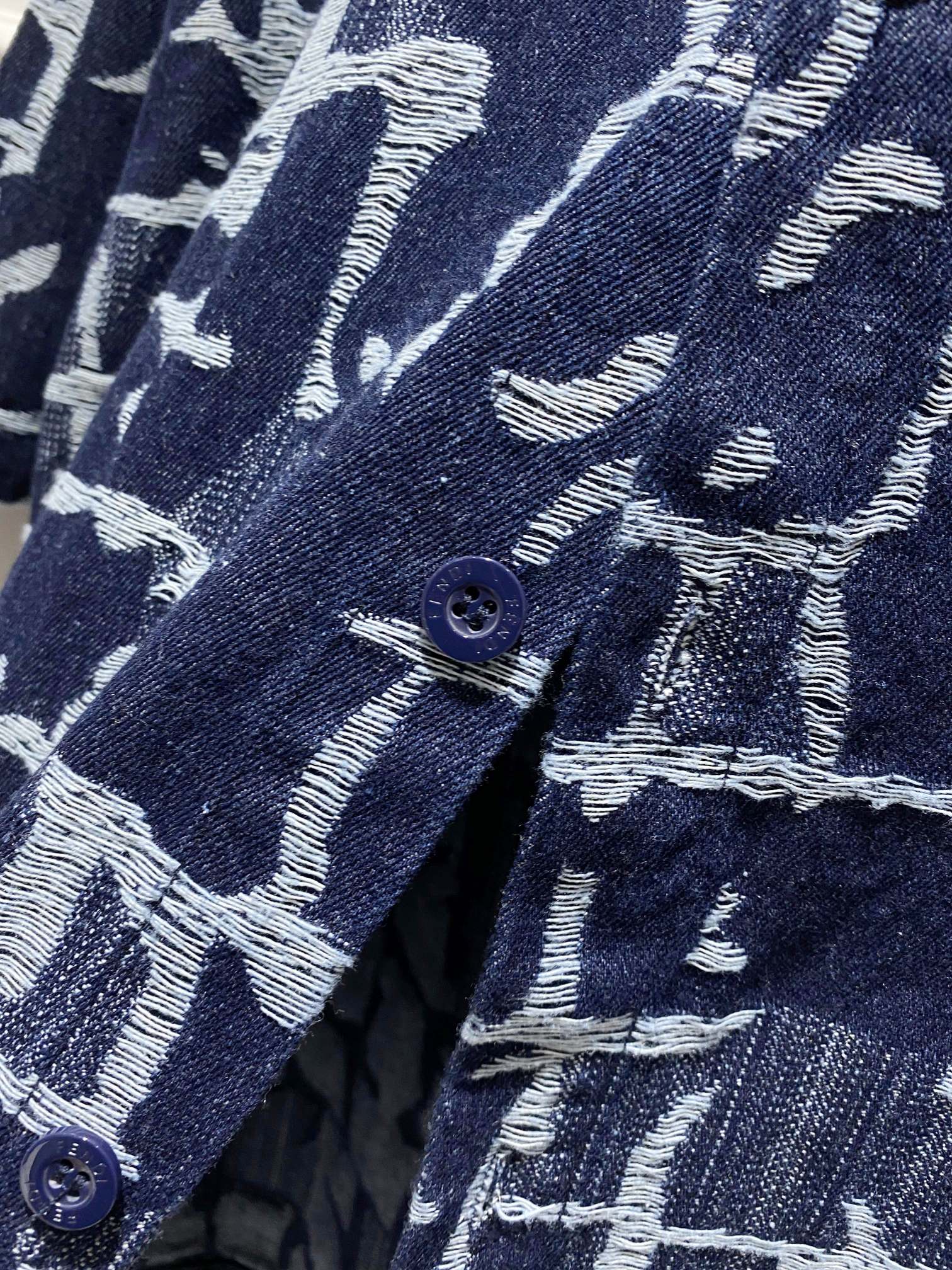 fendi シャツ メンズコピー 半袖 トップス デニム素材  プリント ロゴボダン ファッション感 メンズ ブルー_6