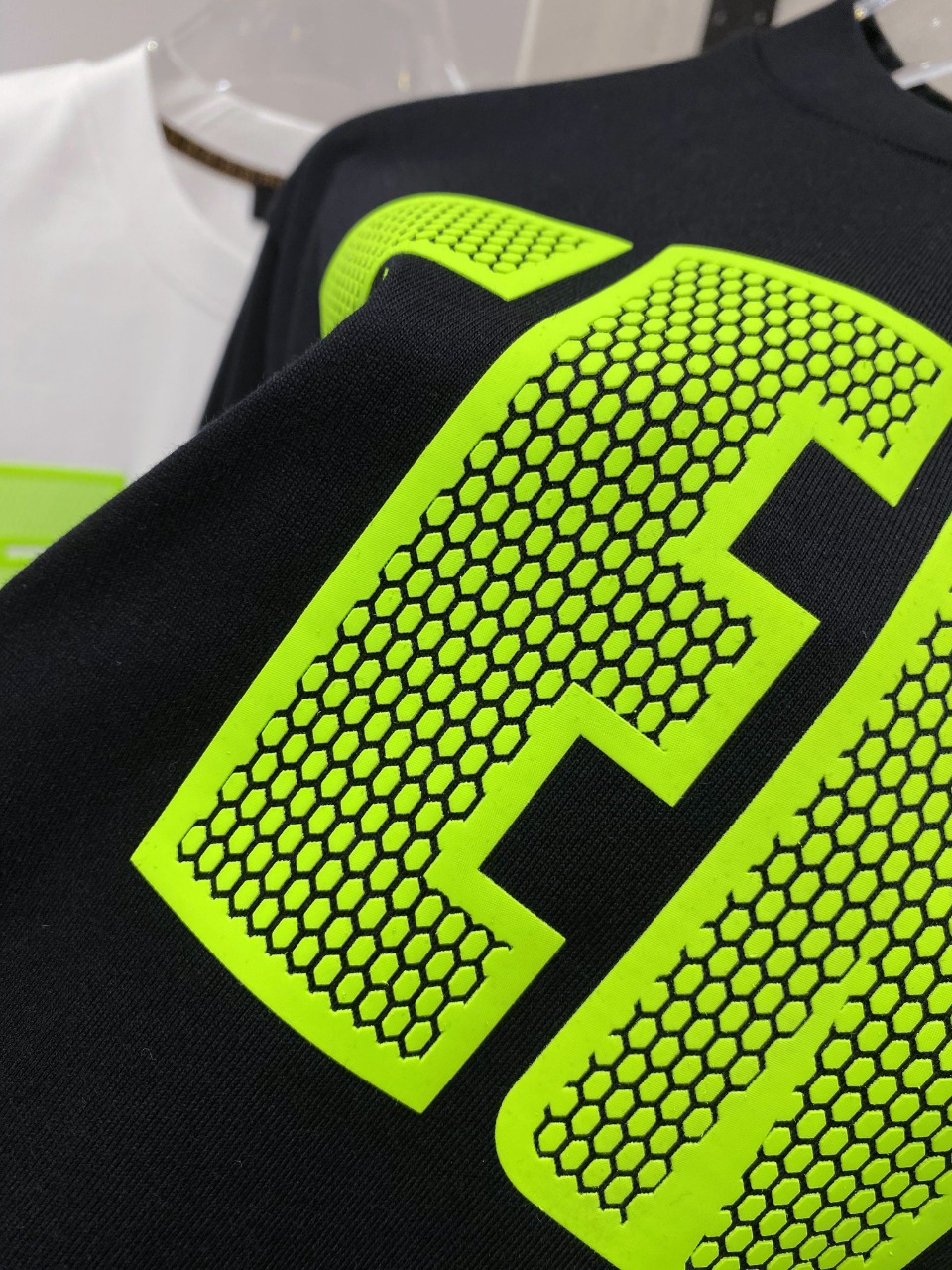 数量限定 fendi レディース t シャツ偽物 トップス 純綿 柔らかい グリーンロゴ プリント 短袖 ブラック_8