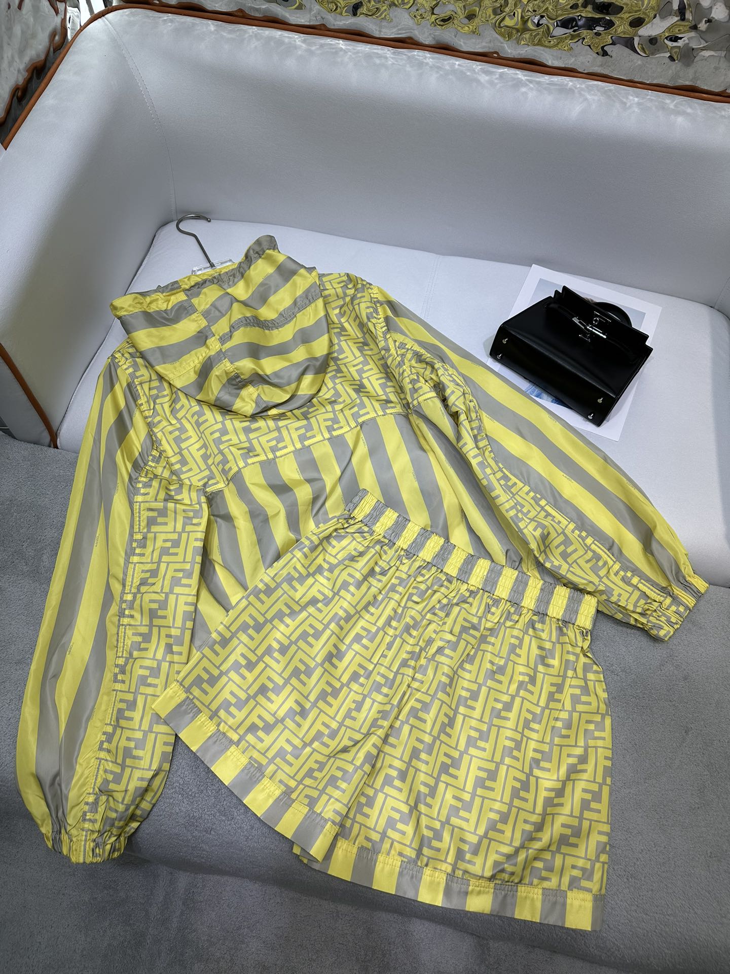 fendi 上 着コピー 運動セット 軽量 縞 ファッション ショットパンツ 長袖ジャケット フード付き イエロー_2