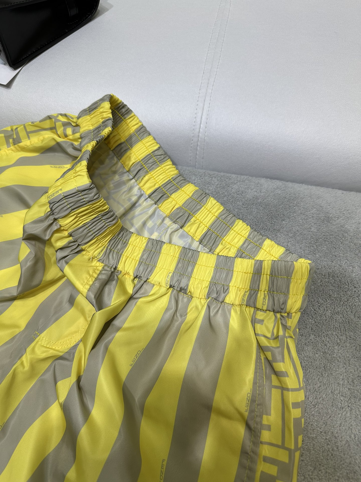 fendi 上 着コピー 運動セット 軽量 縞 ファッション ショットパンツ 長袖ジャケット フード付き イエロー_5
