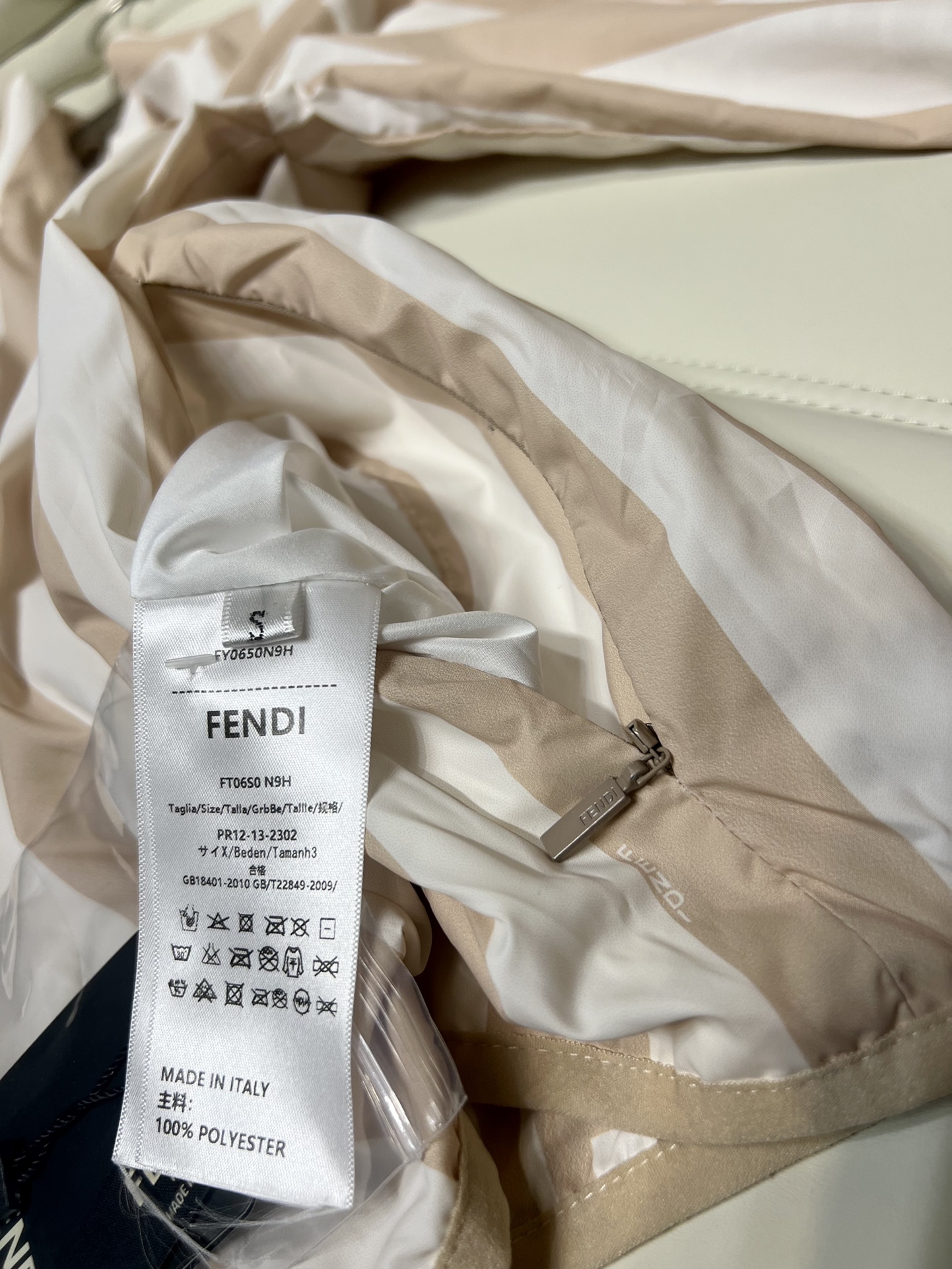 オンライン限定 フェンディ 品質偽物 運動セット 縞 ショットパンツ 長袖トップス 両面兼用 日焼け止め服 ブラウン_6