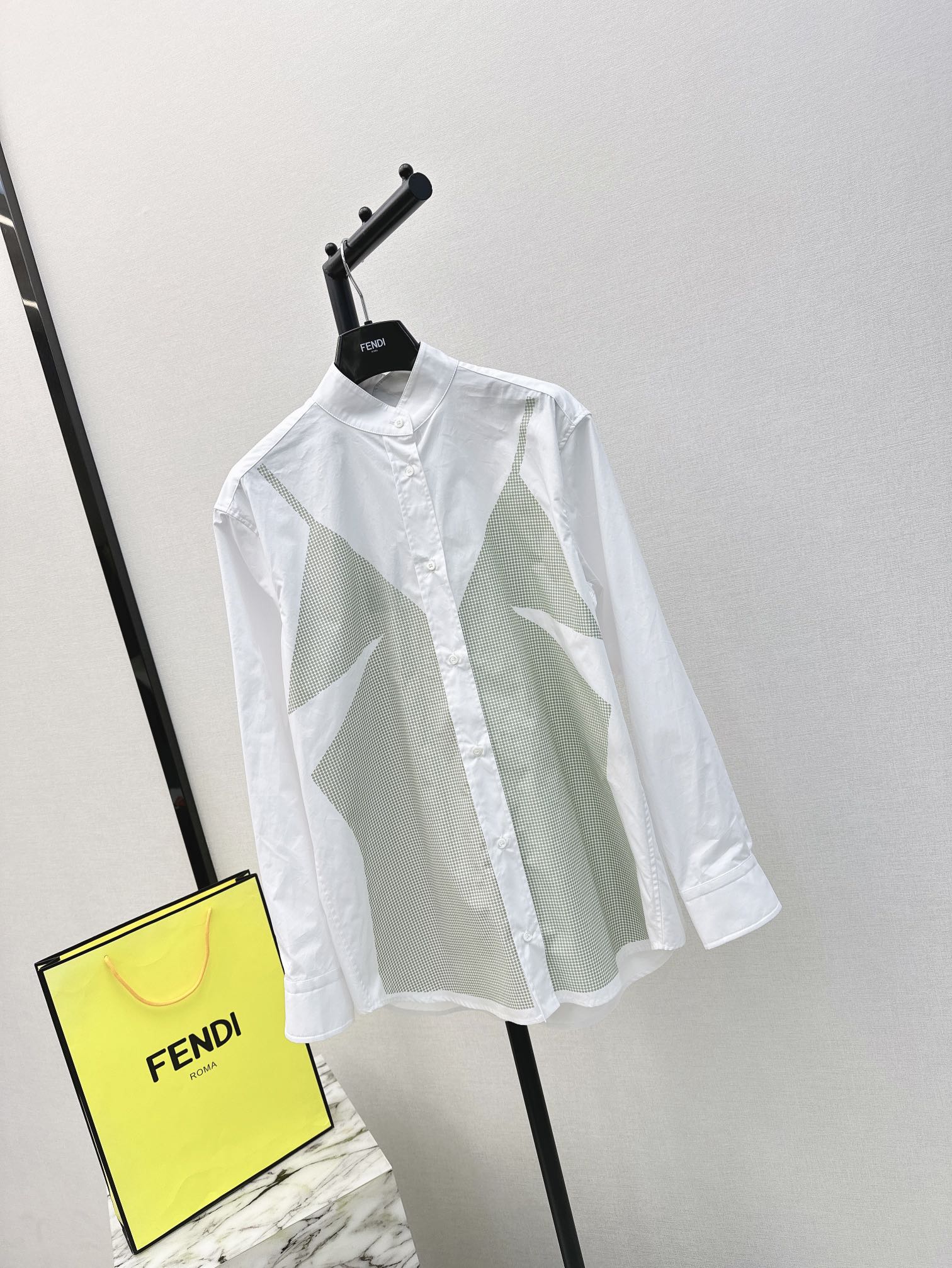 人気新作アイテム fendi ティー シャツ レディースコピー トップス 最新品 シンプルシャツ ゆったり ロゴ刺繍 ホワイト_2