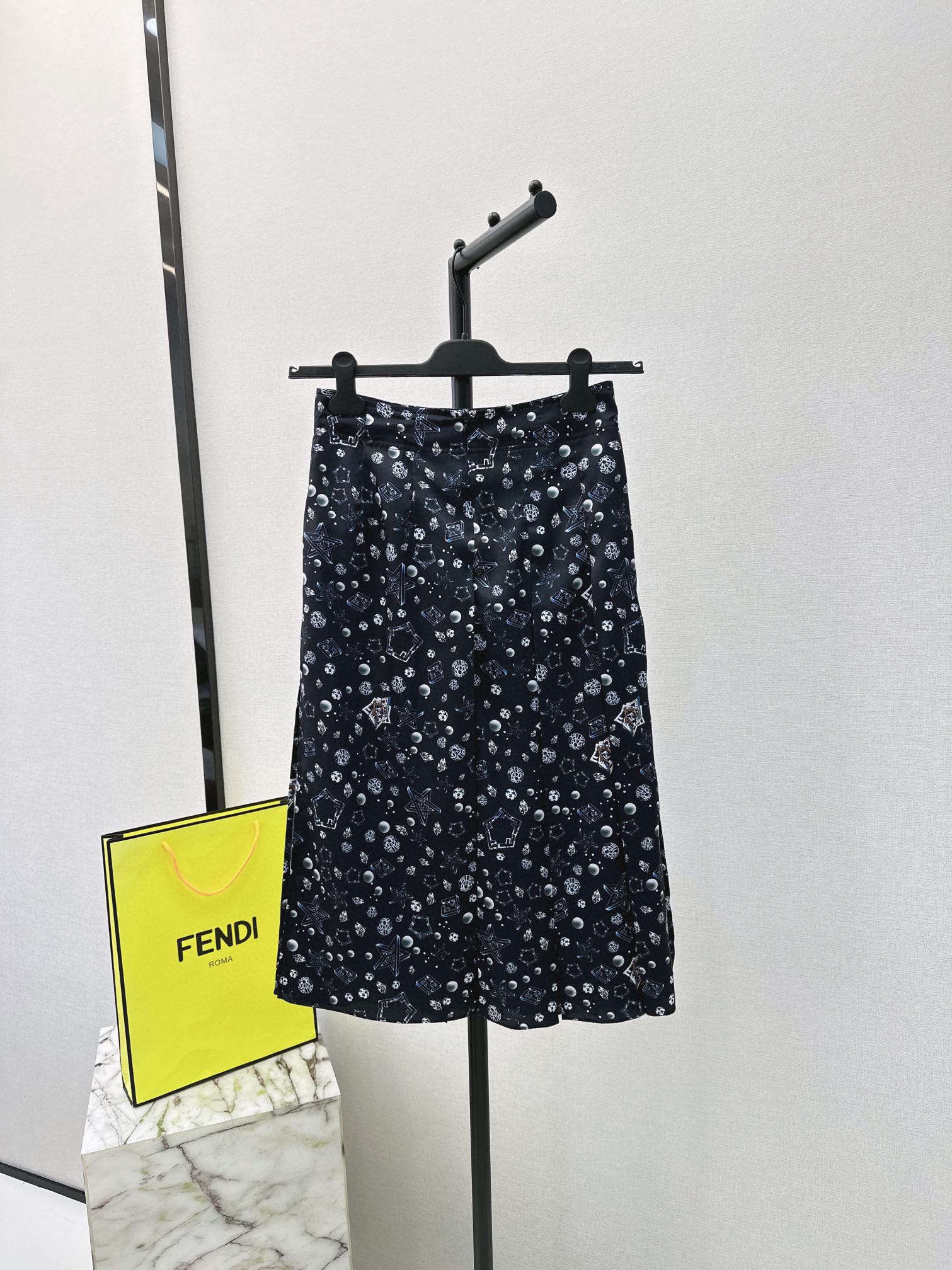 fendi スカートスーパーコピー 半身 星プリント 少女感 シンプル ファッション 大人気 ブラック_2