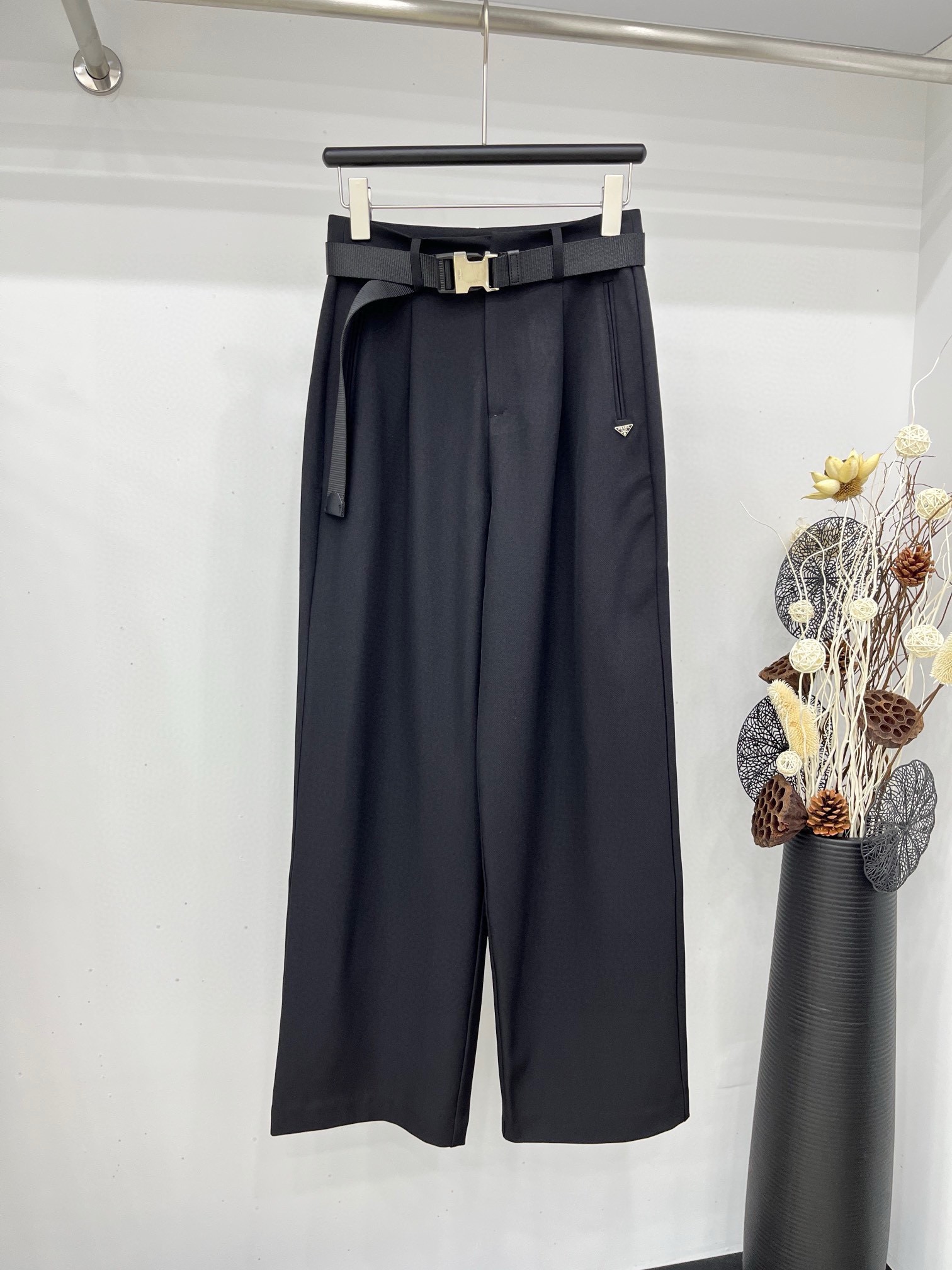 プラダ パンツ激安通販 カジュアルパンツ 厚い ファッション 人気 ベルト付き ブラック_1
