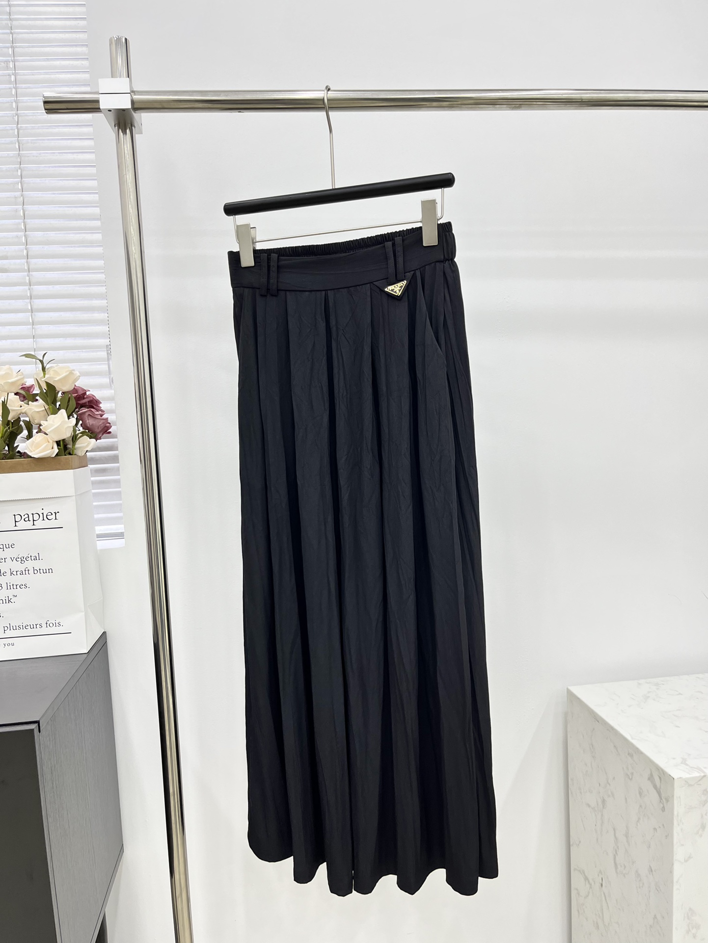 プラダ ナイロン スカート偽物 超人気 ファッション  レディース服 個性的 爽やか感 ブラック_1
