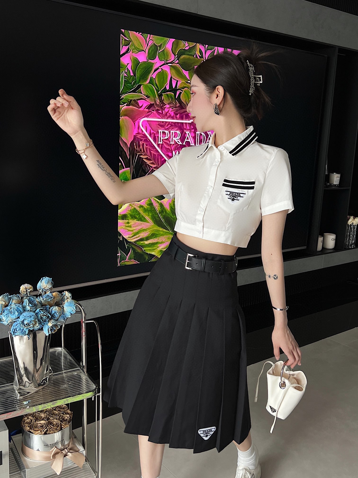 プラダ 服 値段激安通販 カジュアルスカートセット 品質保証 裾が程よく広がる 半袖白いシャツ 黒いスカート レディース_7