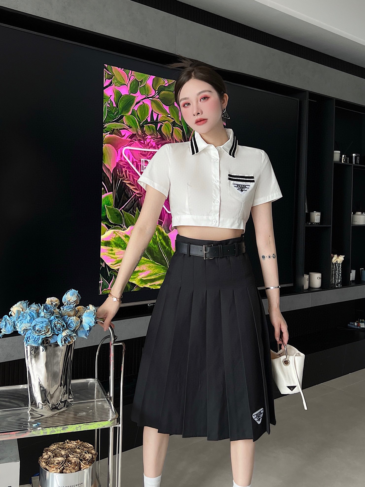 プラダ 服 値段激安通販 カジュアルスカートセット 品質保証 裾が程よく広がる 半袖白いシャツ 黒いスカート レディース_9