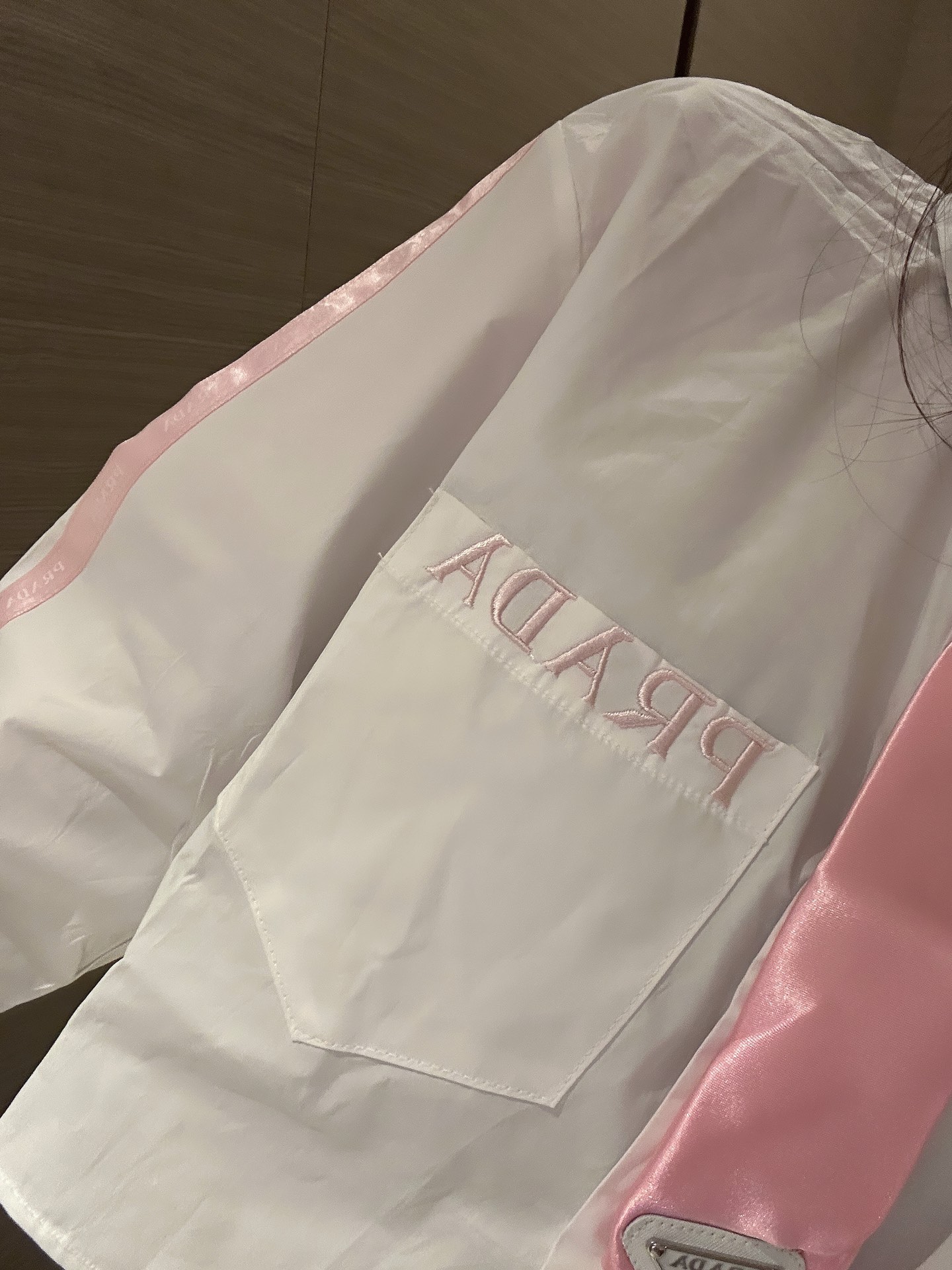 pradat シャツ偽物 春夏トップス 文字刺繍 ピンクネクタイ付き 人気商品 長袖 シンプル ホワイト_8