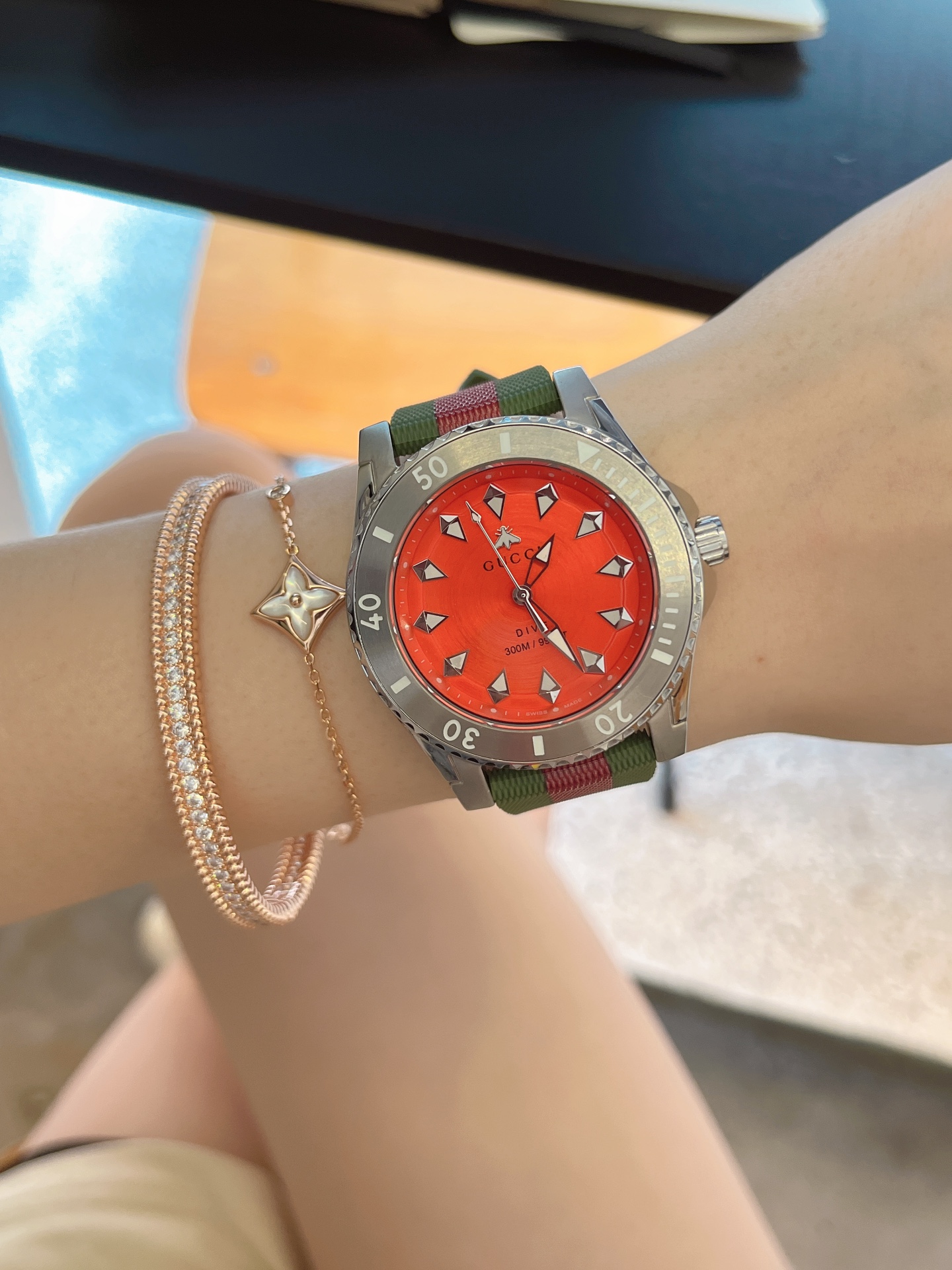 人気 定番 低価 GUCCI 時計コピー 洗練されたラインデザイン_1