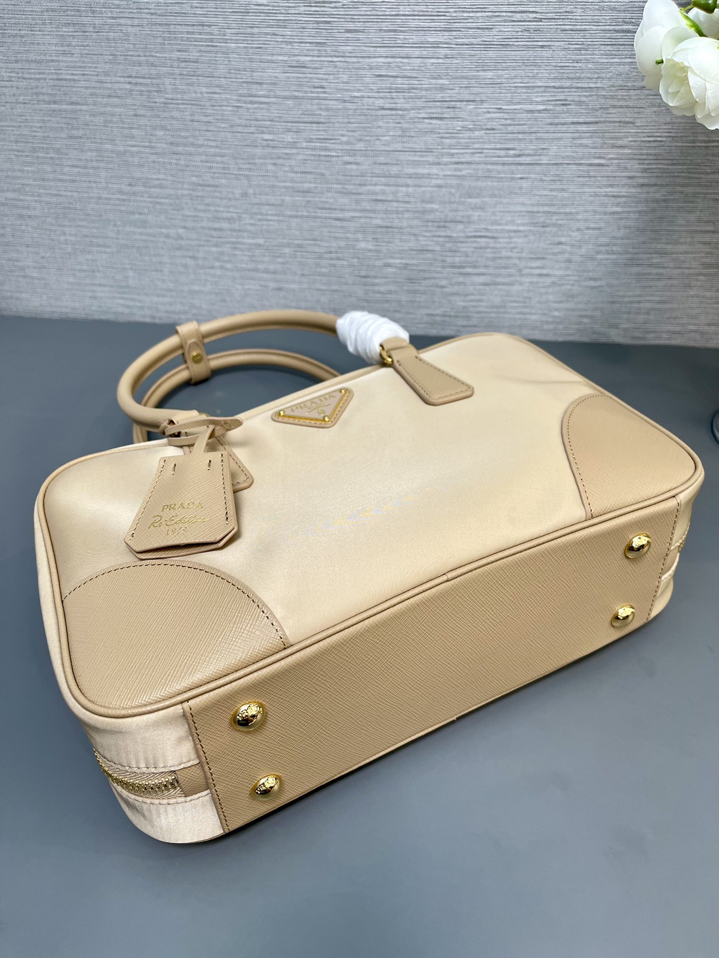 注目美品Pradaバッグスーパーコピー 手提げ ナイロン Saffianoレザー_5