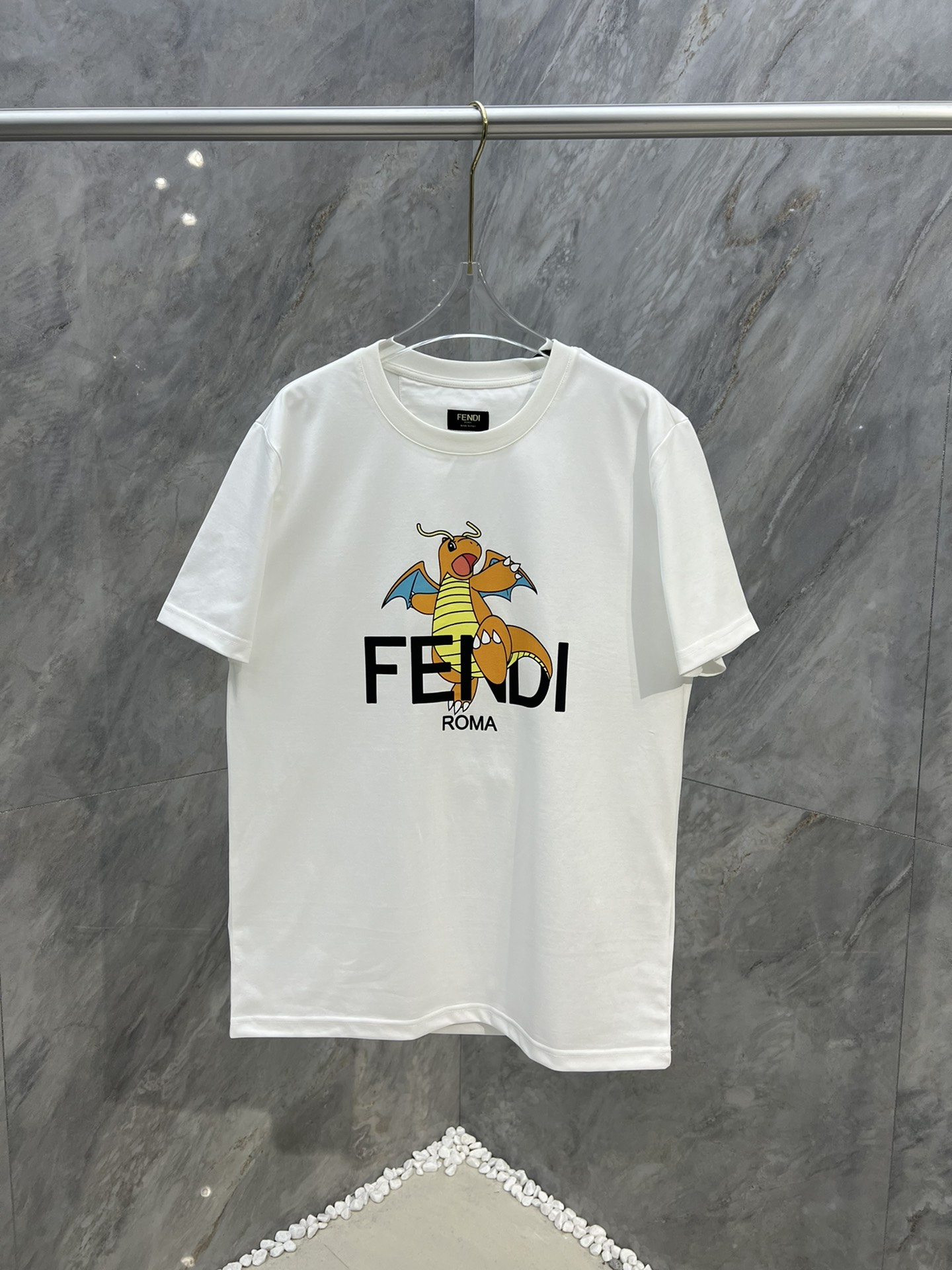 新作到着!! フェンディｔシャツスーパーコピー 男女を問わず着用可能 エッセンス_1
