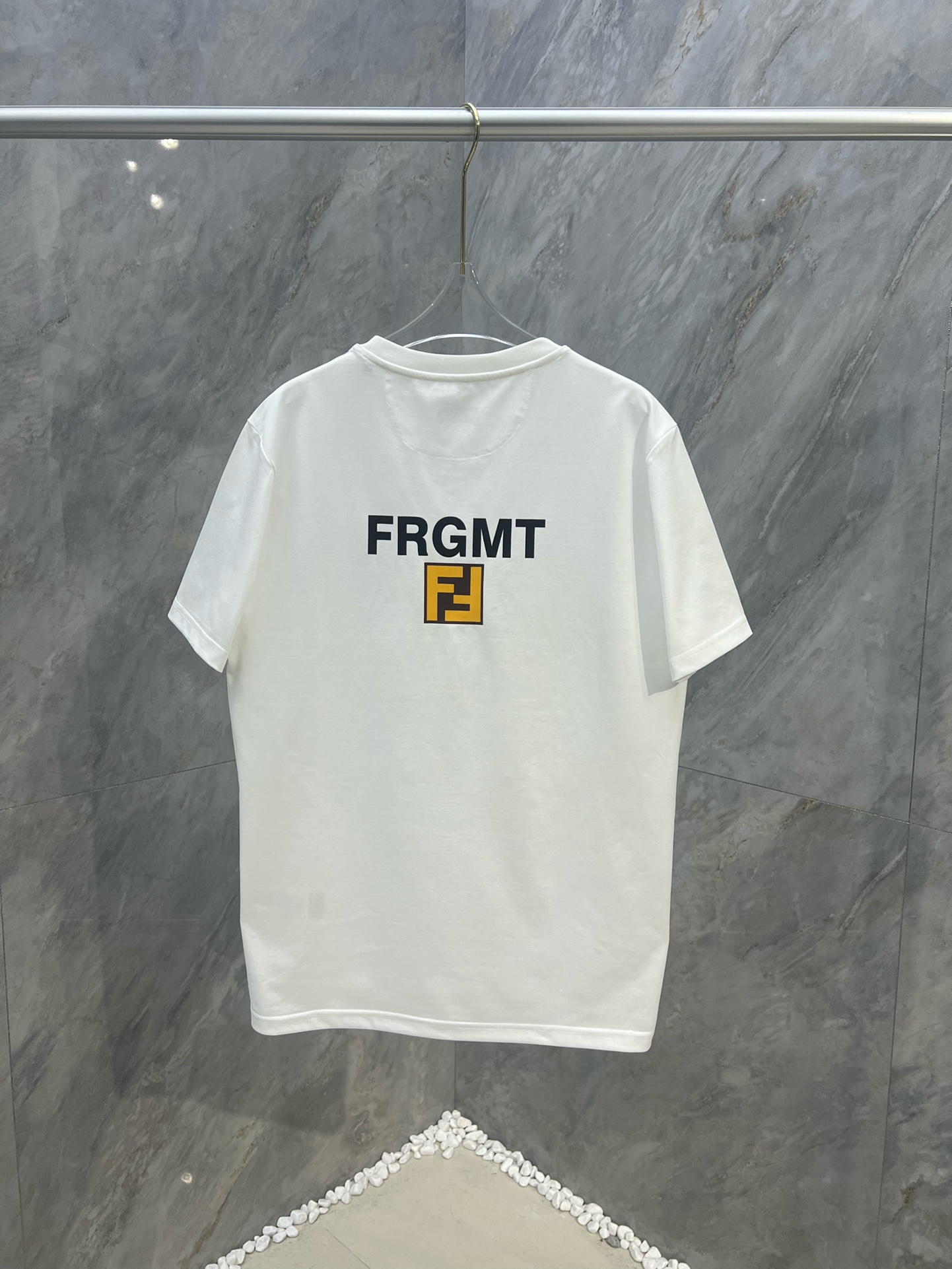 新作到着!! フェンディｔシャツスーパーコピー 男女を問わず着用可能 エッセンス_2