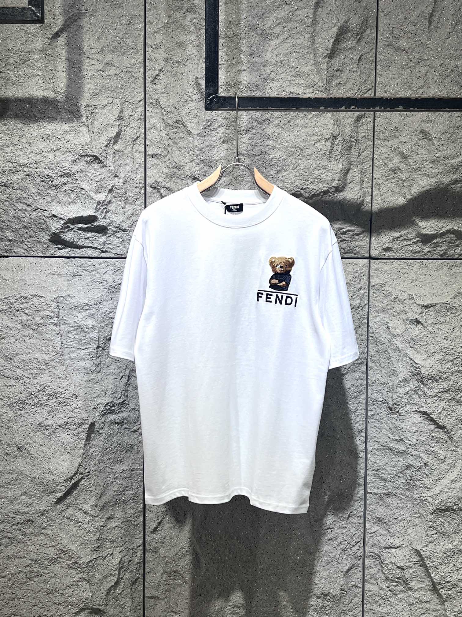 驚きの破格値2023 新着 半袖ｔシャツフェンディコピー 個性的 魅力的 心地よい コットン素材_1