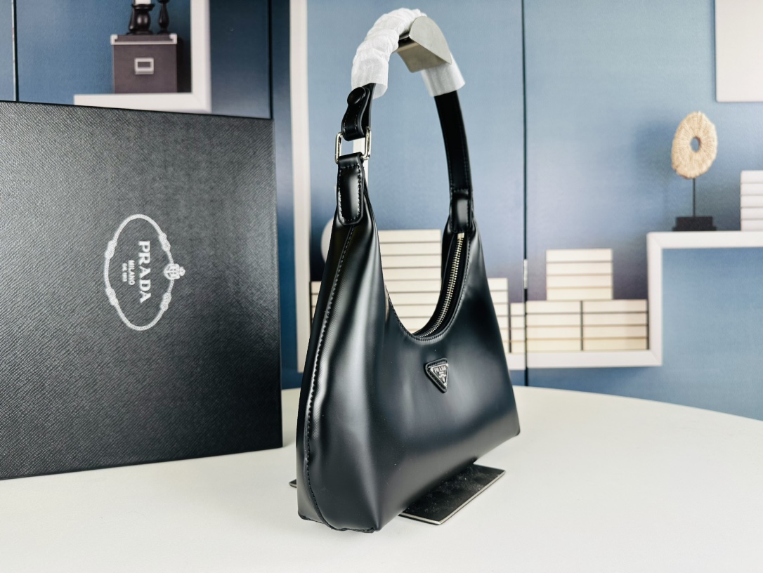 爆買い大得価カバン pradaスーパーコピー 高品質な本革 三角形のメタルロゴ_3