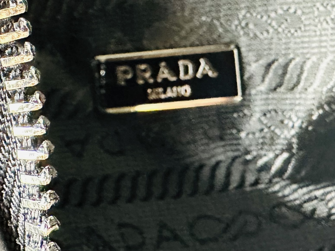 爆買い大得価カバン pradaスーパーコピー 高品質な本革 三角形のメタルロゴ_7