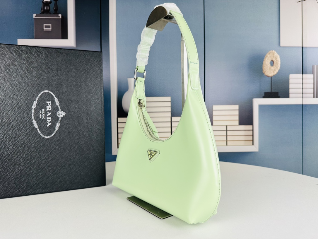 海外流行！注目度の高い結婚式 プラダ バッグn級品 高品質な本革 三角形のメタルロゴ_2