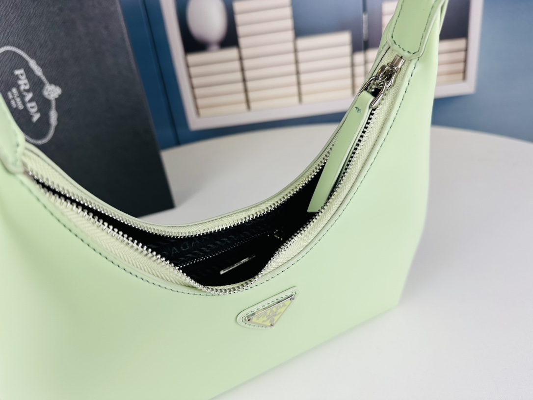 海外流行！注目度の高い結婚式 プラダ バッグn級品 高品質な本革 三角形のメタルロゴ_5