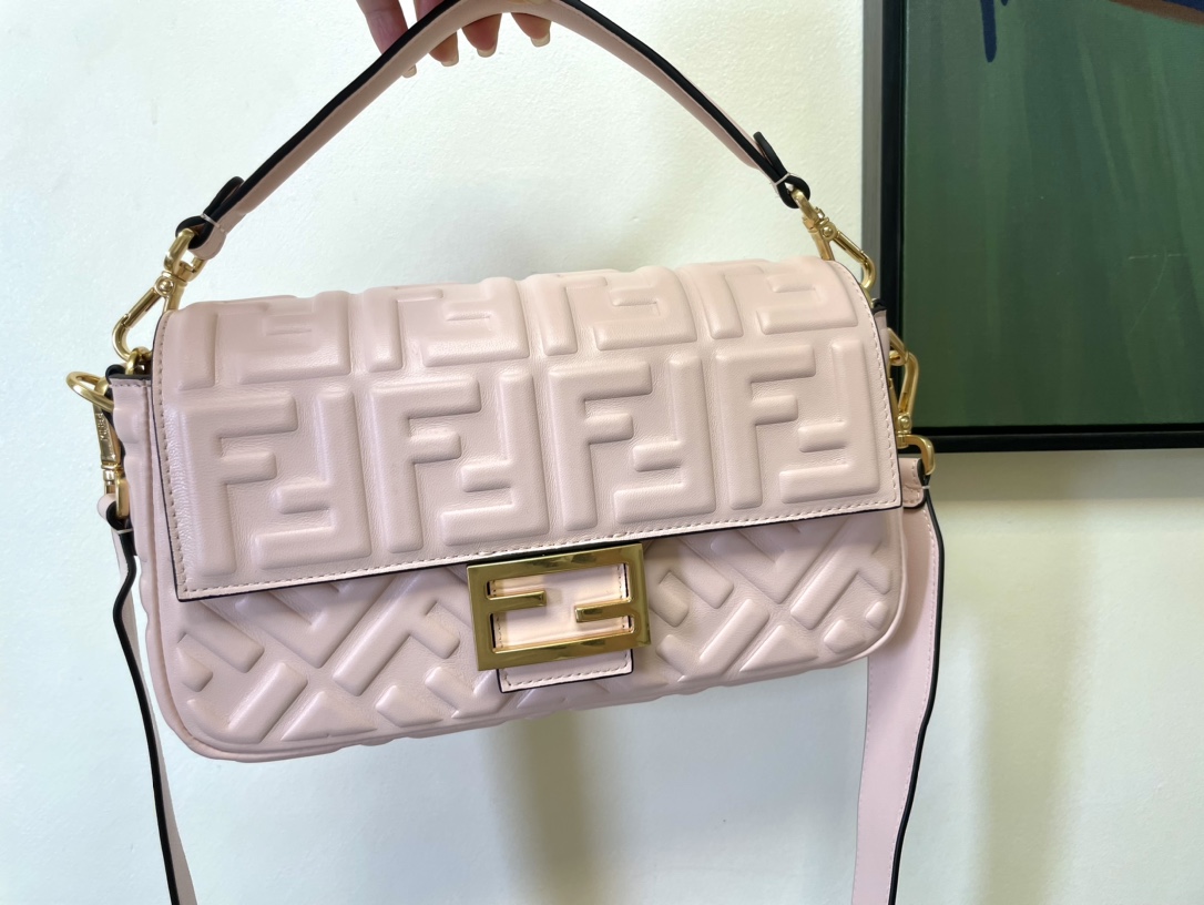 激安セール美品フェンディ 鞄 レディーススーパーコピーバゲットシリーズ FFエンボスデザイン_3