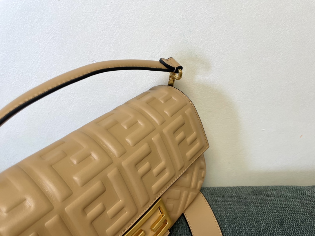 人気 定番 低価フェンディ 鞄コピーバゲットシリーズ FFエンボスデザイン_3