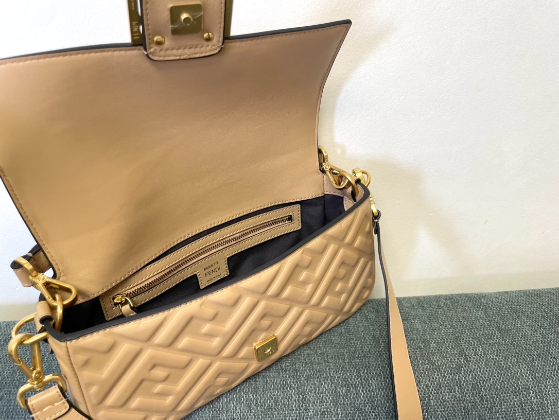 人気 定番 低価フェンディ 鞄コピーバゲットシリーズ FFエンボスデザイン_4