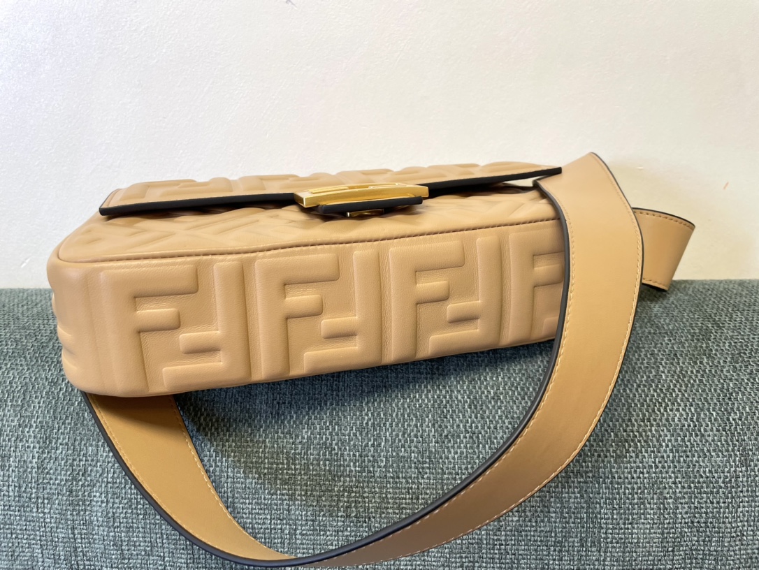 人気 定番 低価フェンディ 鞄コピーバゲットシリーズ FFエンボスデザイン_5