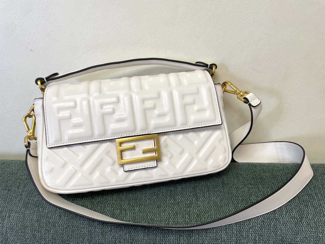 新年度人気入荷フェンディ カバン偽物バゲットシリーズ FFエンボスデザイン_1