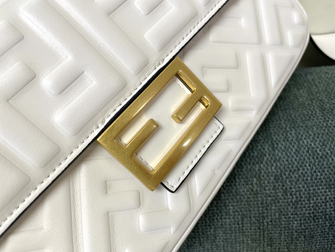新年度人気入荷フェンディ カバン偽物バゲットシリーズ FFエンボスデザイン_2