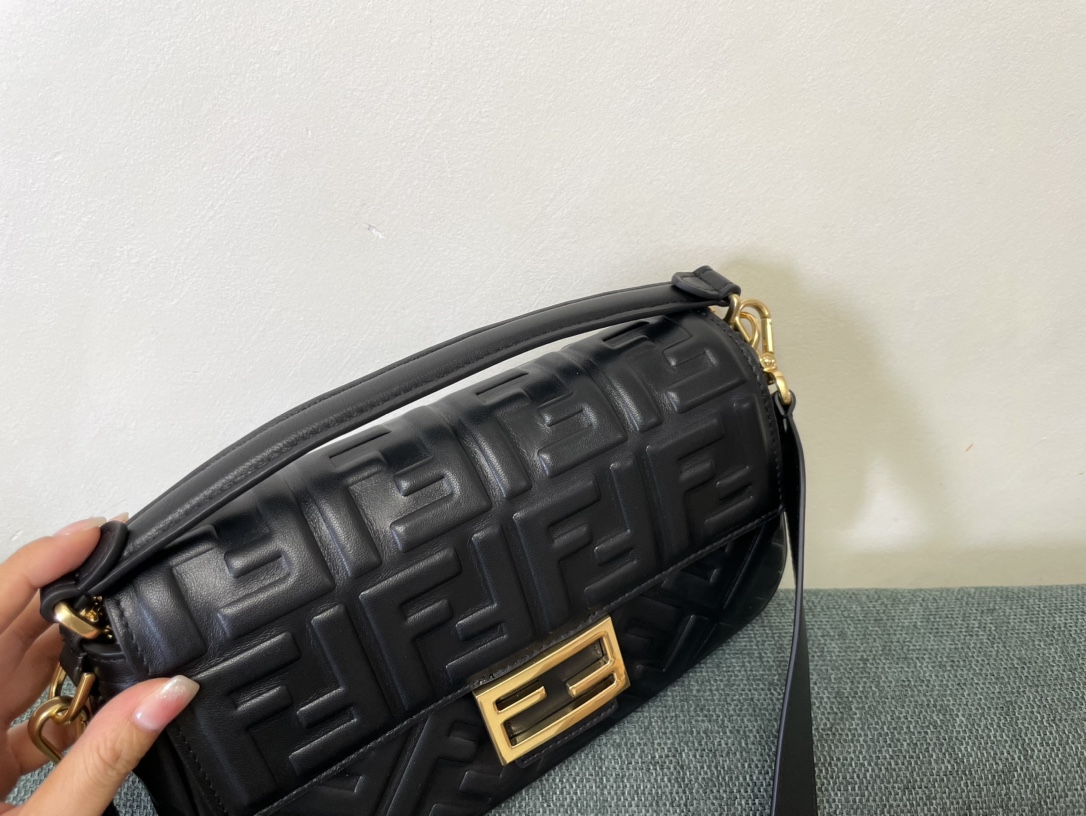 抜群な新鮮度フェンディ人気 カバン スーパーコピーバゲットシリーズ FFエンボスデザイン_2
