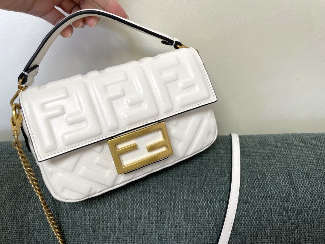 個性が光る!メルカリ フェンディ カバンコピーバゲットシリーズ FFエンボスデザイン_2