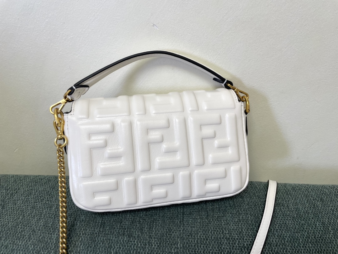 個性が光る!メルカリ フェンディ カバンコピーバゲットシリーズ FFエンボスデザイン_4
