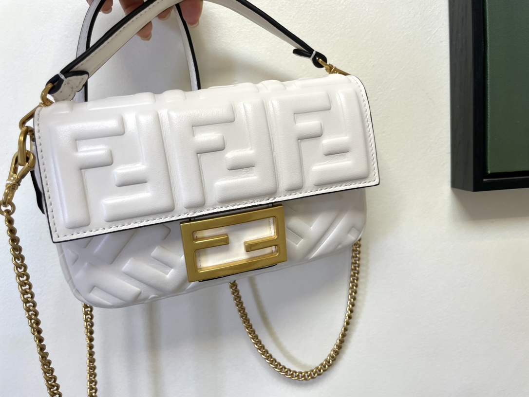 個性が光る!メルカリ フェンディ カバンコピーバゲットシリーズ FFエンボスデザイン_5