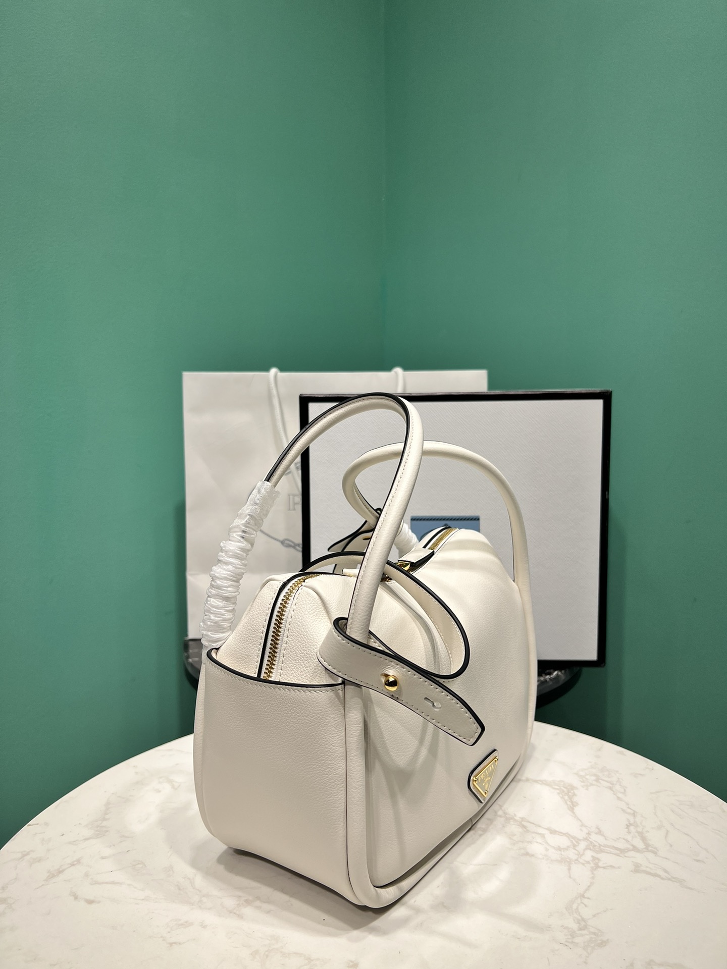 お洒落度をアップさせるプラダ新作バッグコピー Lindy  金属アクセサリー 実用的なデザイン_2