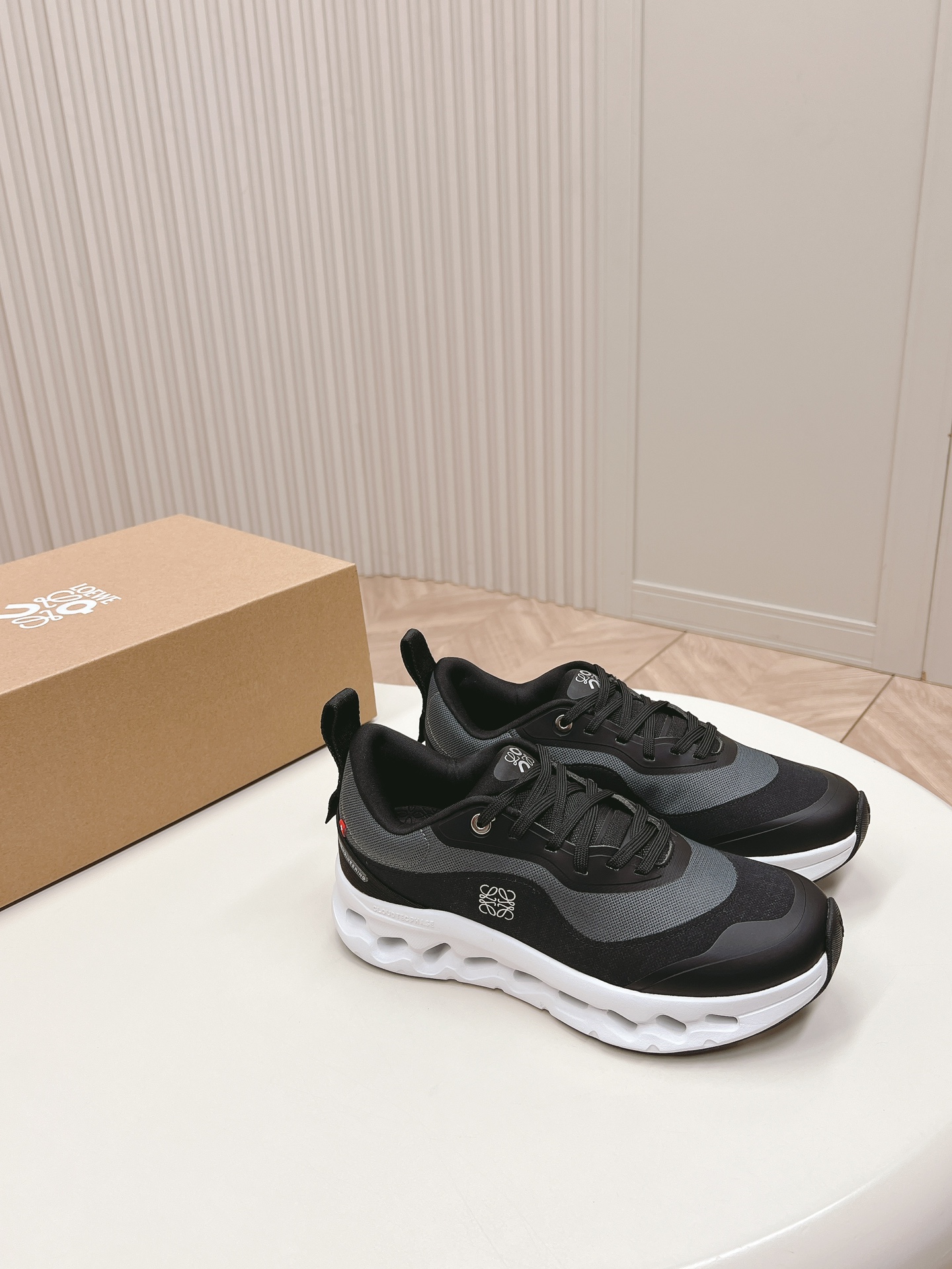 数量限定爆買いロエベアウトレットスニーカースーパーコピーロエベとOnのコラボレーション_2